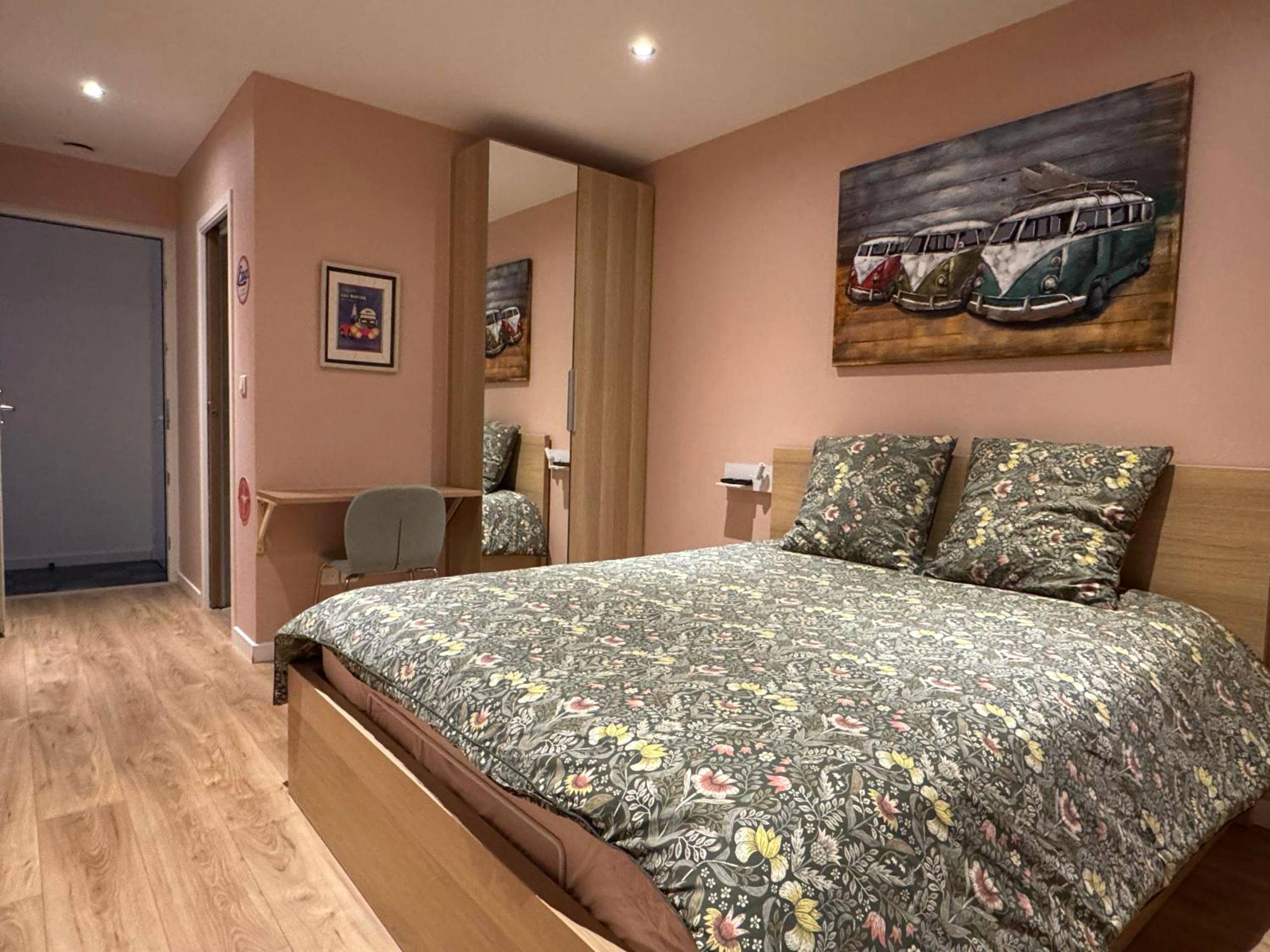 Chambre avec lit double et décoration vintage - Loft Spa Reims - fr 250m2 privatifs, piscine intérieure chauffée, spa et...
