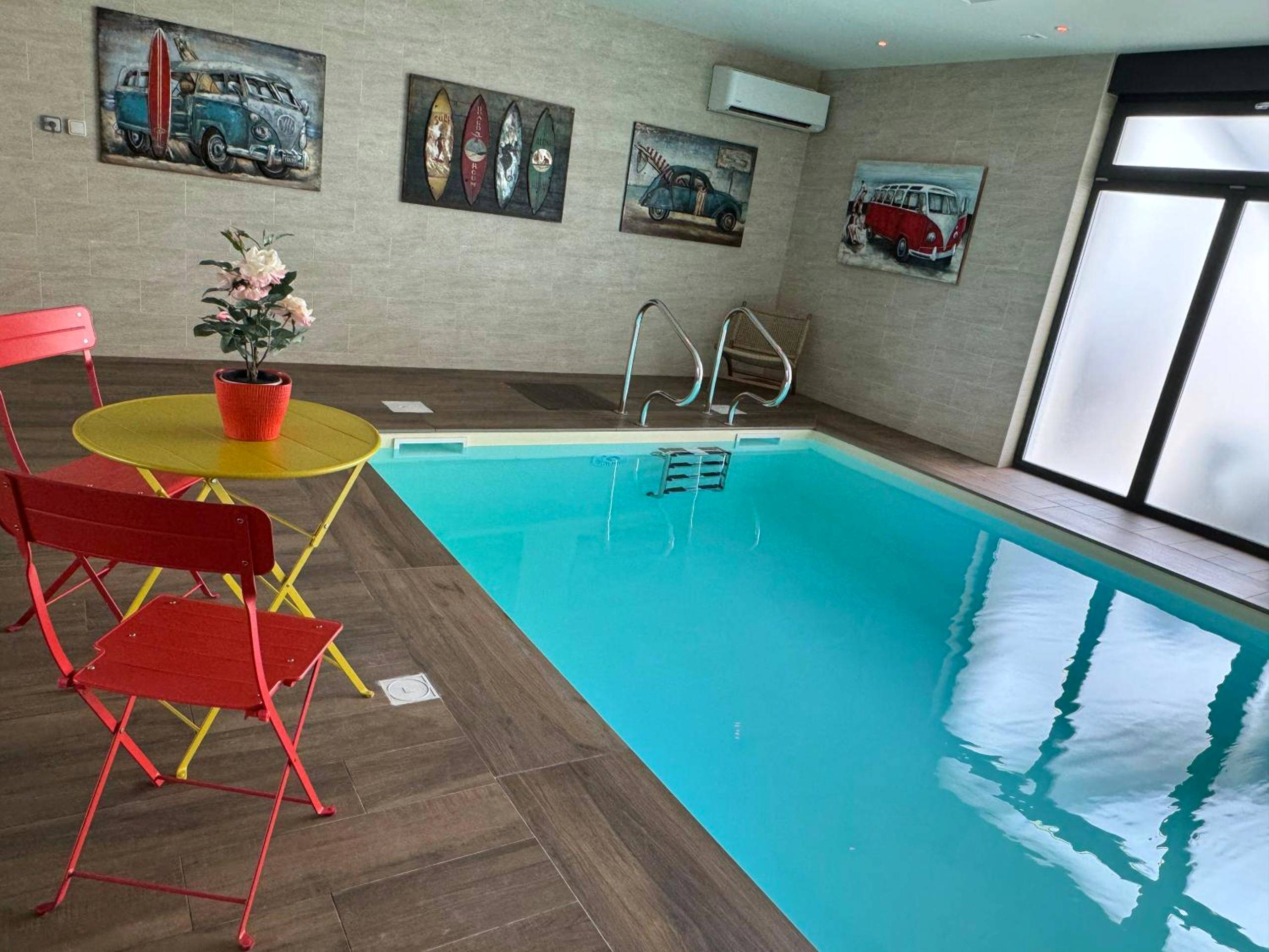 Piscine intérieure avec salon de jardin coloré - Loft Spa Reims - fr 250m2 privatifs, piscine intérieure chauffée, spa...