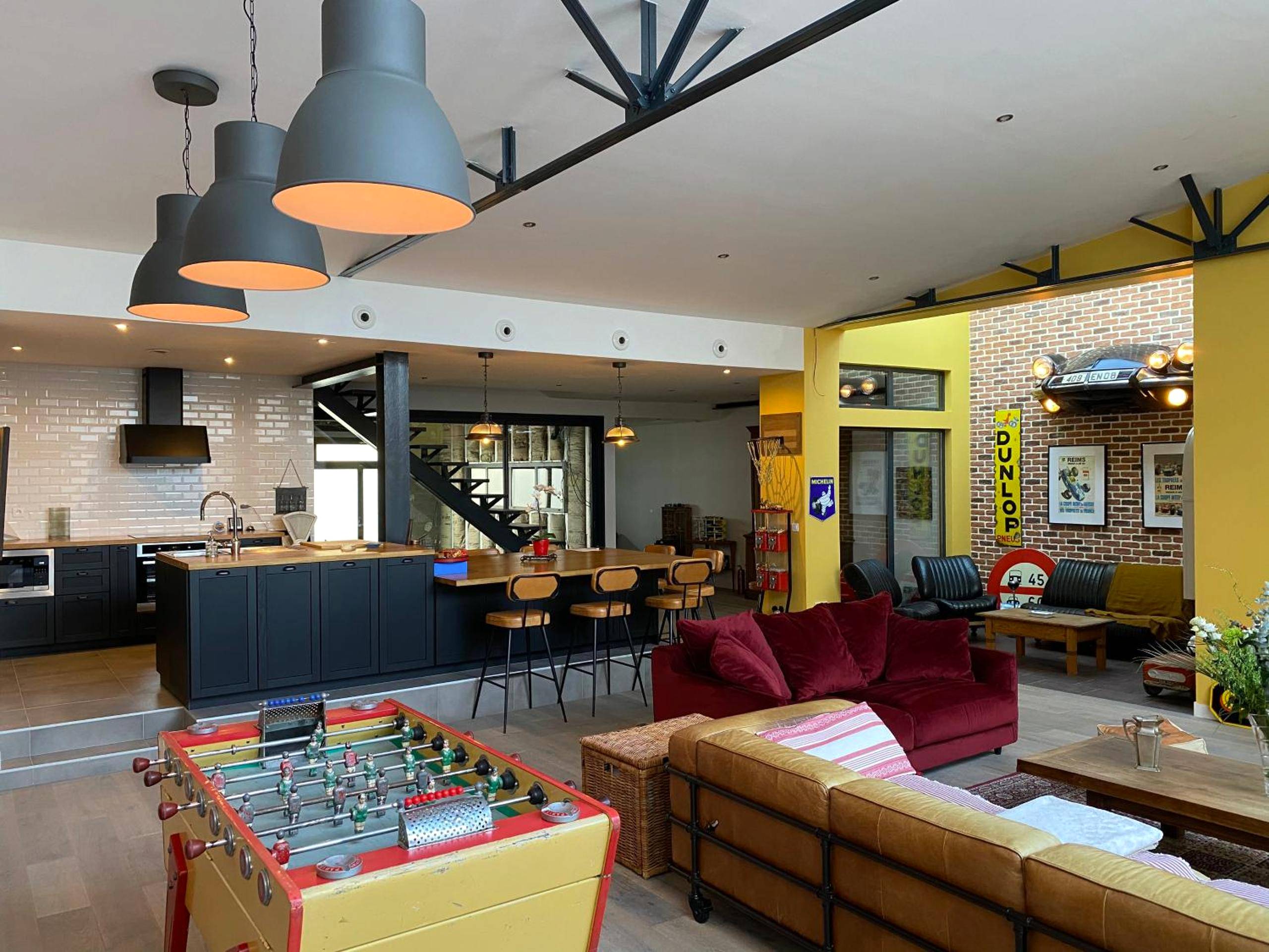 Grand salon ouvert avec baby - foot et cuisine - Loft Spa Reims - fr 250m2 privatifs, piscine intérieure chauffée, spa...