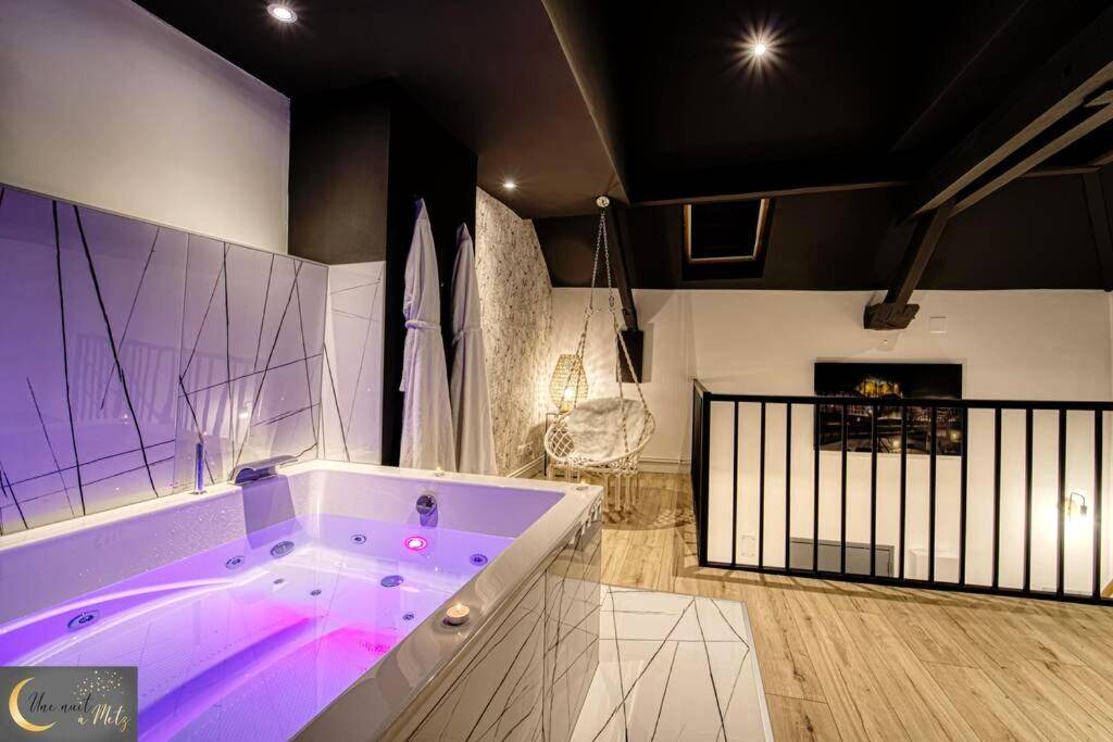 Jacuzzi privatif avec éclairage LED violet - Love Room Metz - Le Loft Spa au coeur de Metz (unenuitametz)