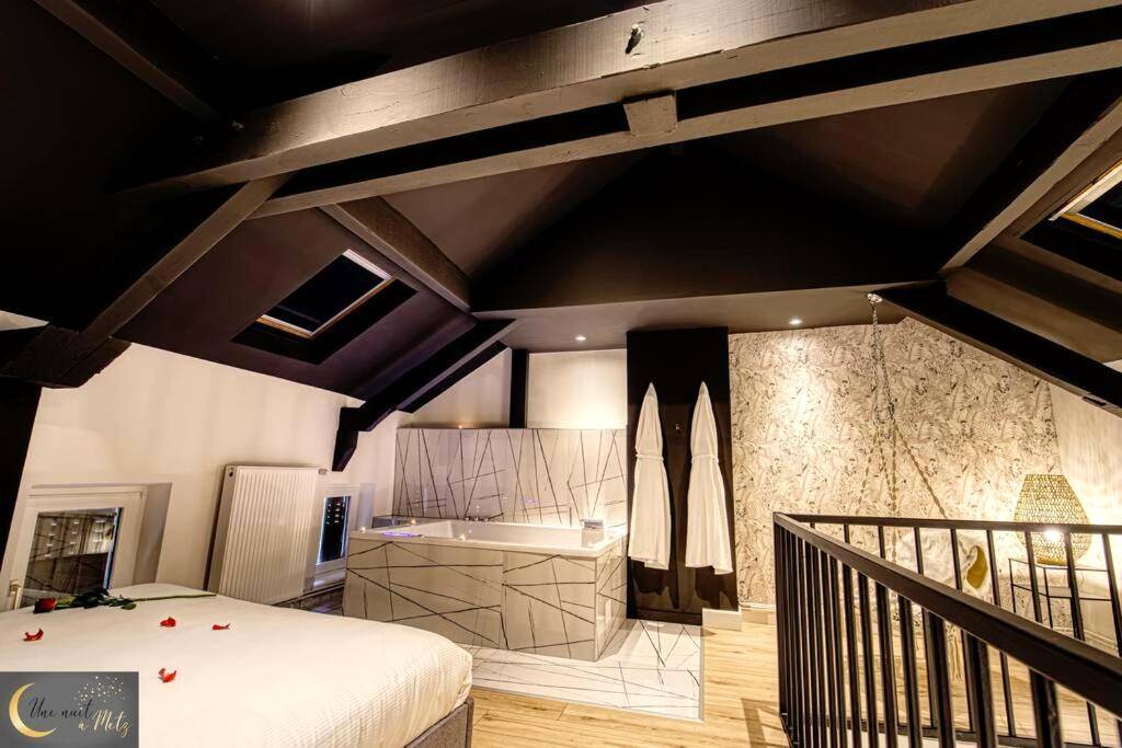 Chambre mansardée avec jacuzzi et lit double - Le Loft Spa au coeur de Metz (unenuitametz)