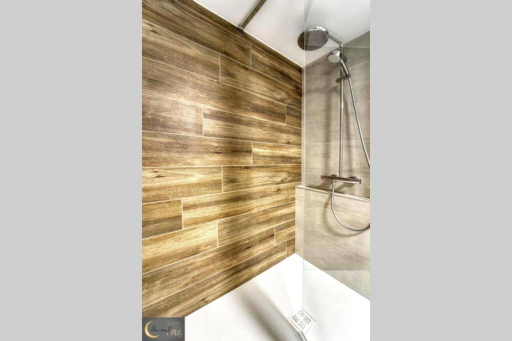 Douche à l'italienne avec parois effet bois - Le Loft Spa au coeur de Metz (unenuitametz)