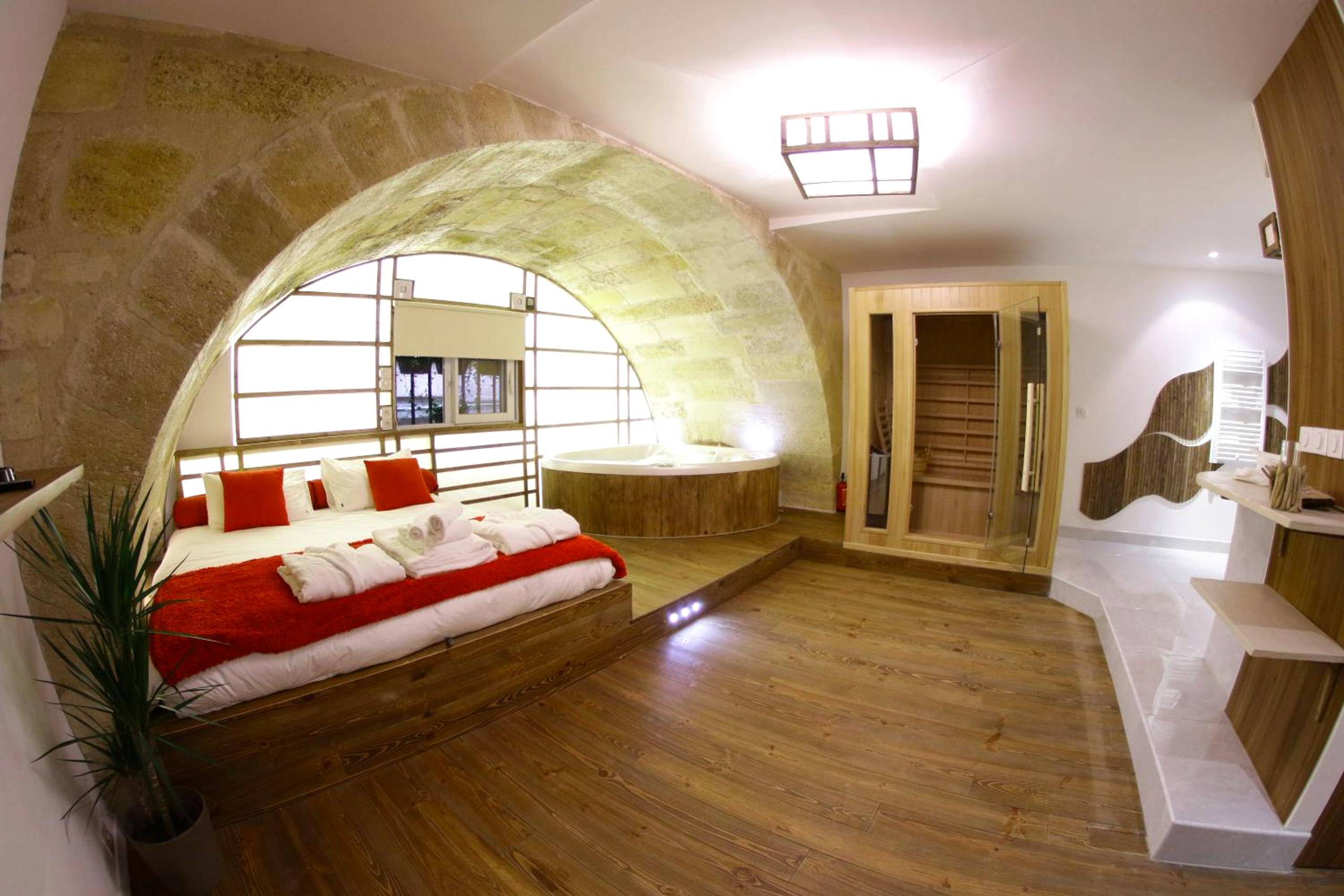 Espace nuit avec jacuzzi et sauna sous voûte - Love Room Bordeaux - Loft & Spa