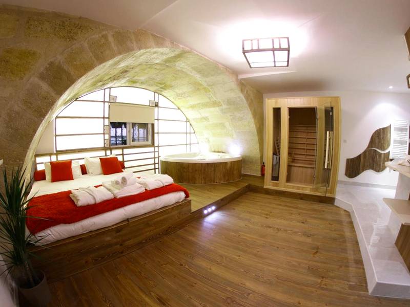 Espace nuit avec jacuzzi et sauna sous voûte - Love Room Bordeaux - Loft & Spa