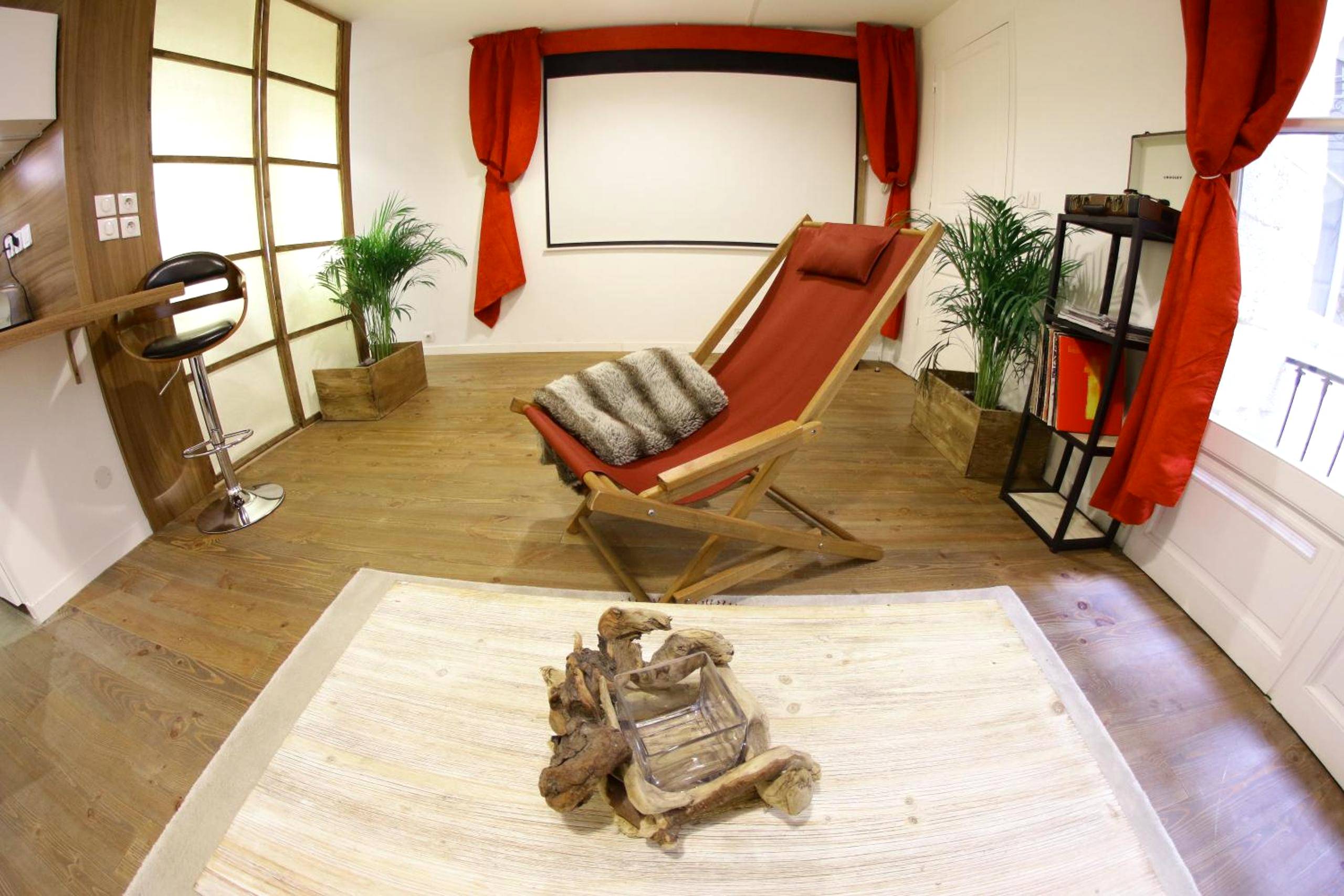 Écran de projection géant dans le salon - Loft & Spa