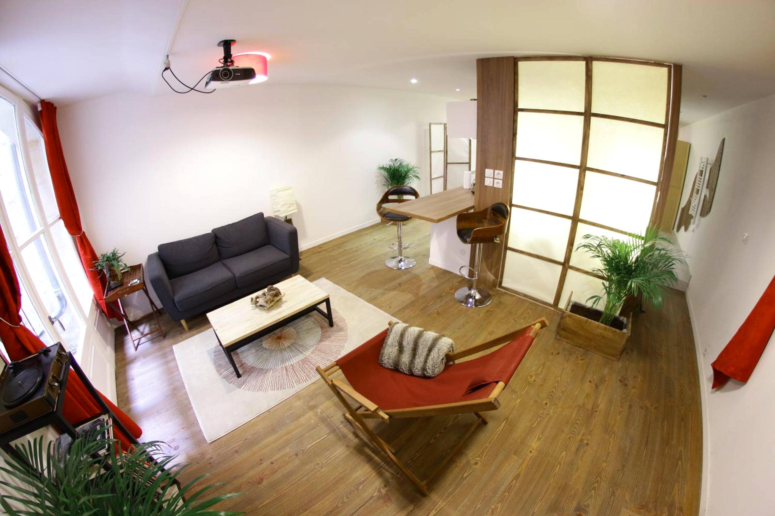 Vue d'ensemble du salon avec vidéoprojecteur - Loft & Spa