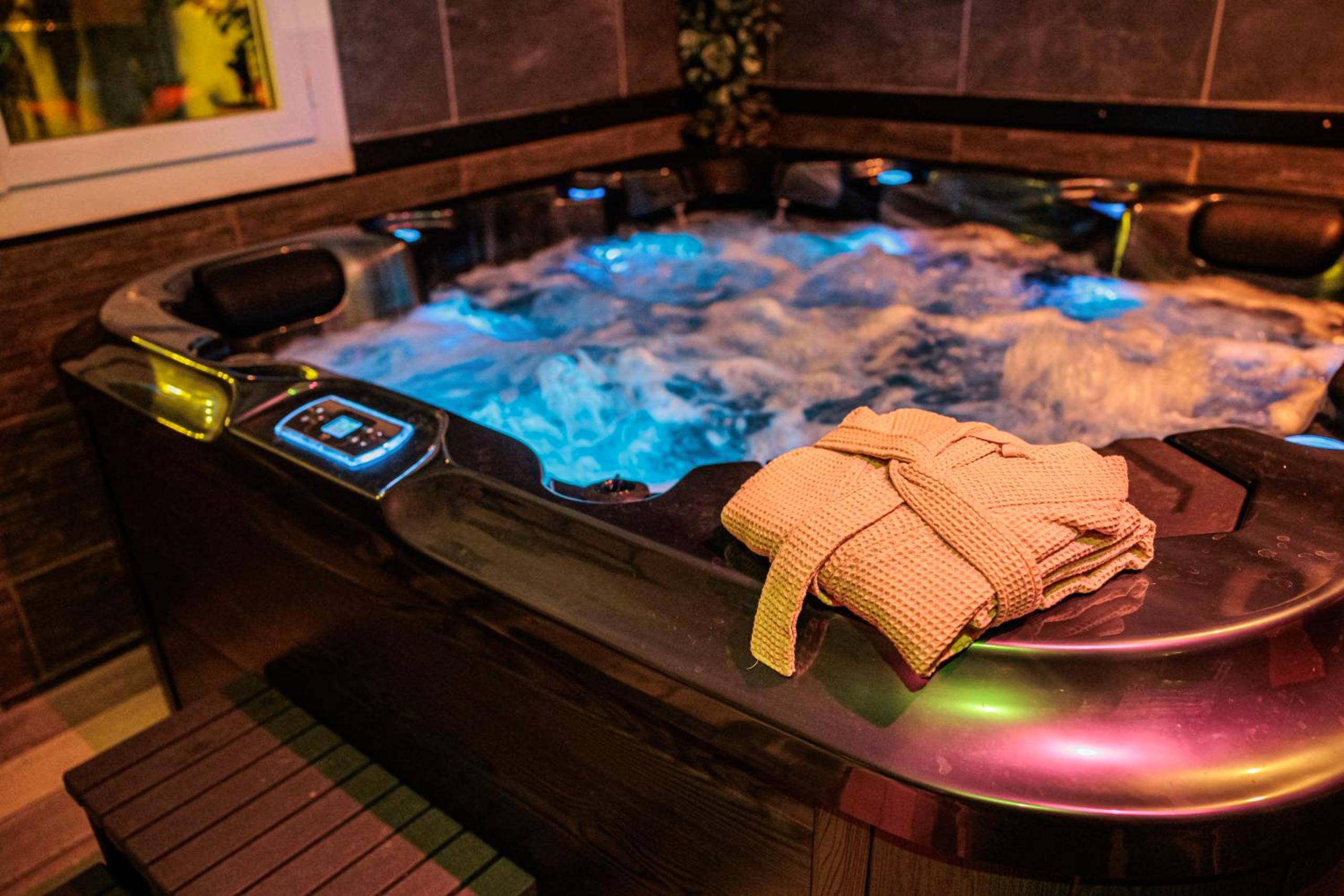 Jacuzzi privatif avec éclairage bleu - Love Room Gignac - la - Nerthe - Loft SSL insolite!!!