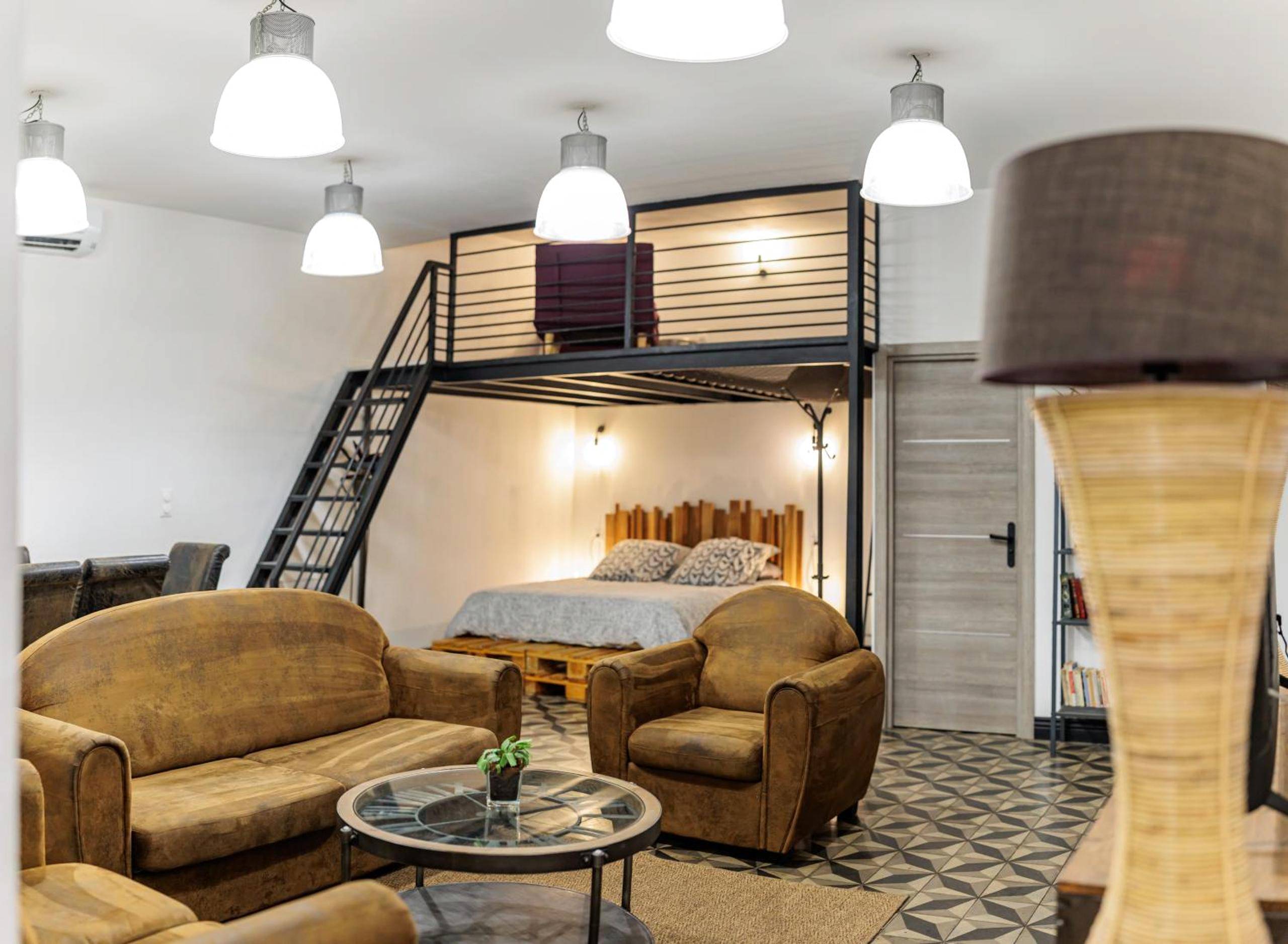 Salon ouvert avec mezzanine et lit double - Loft SSL insolite!!!