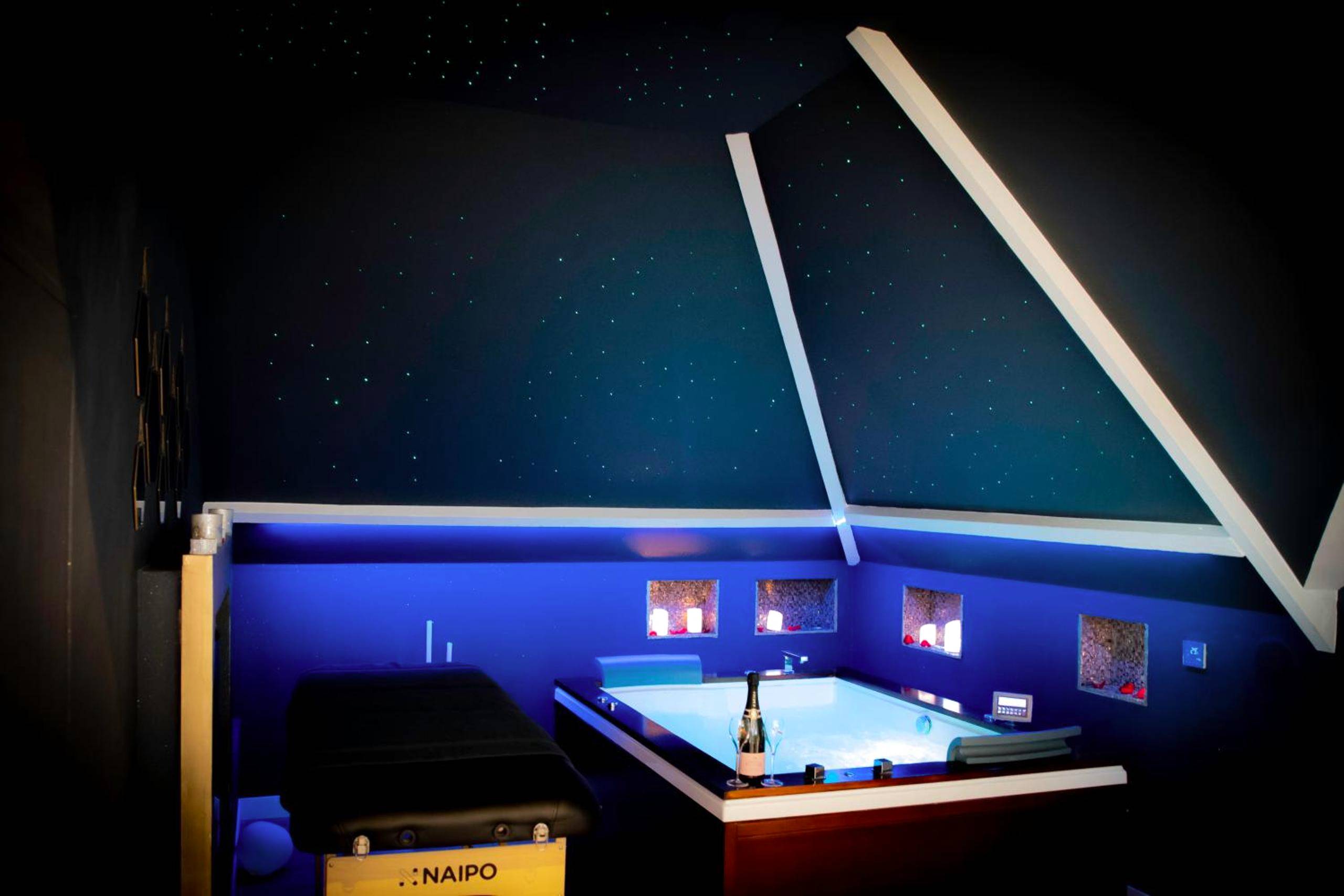 Jacuzzi et table de massage sous ciel étoilé - Love Room Saint - Sylvain - Le Loft de Zoé