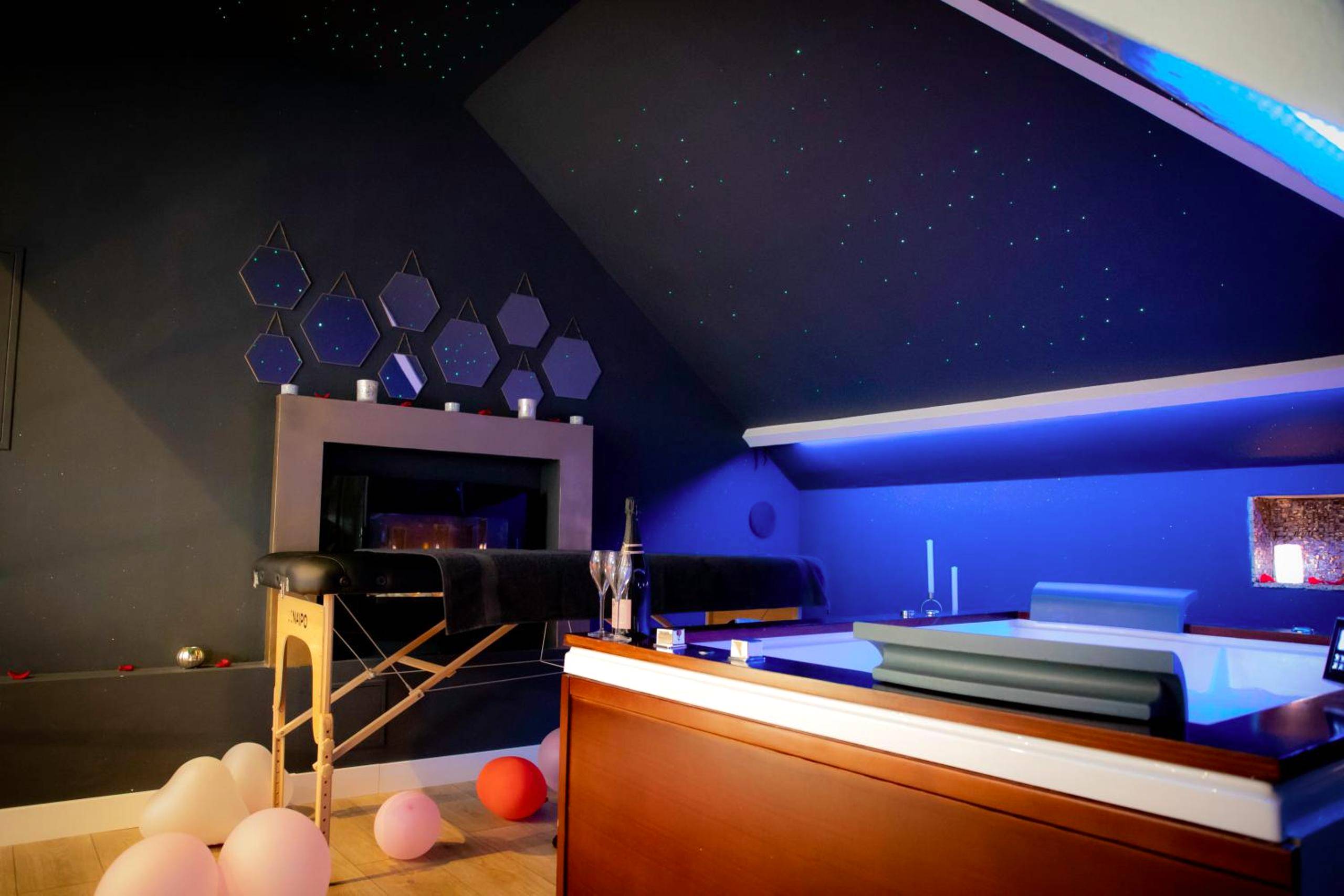 Espace détente avec jacuzzi et ballons roses - Le Loft de Zoé