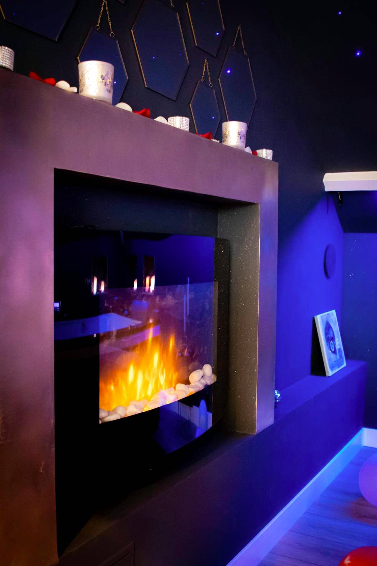 Cheminée électrique moderne et miroirs hexagonaux - Le Loft de Zoé