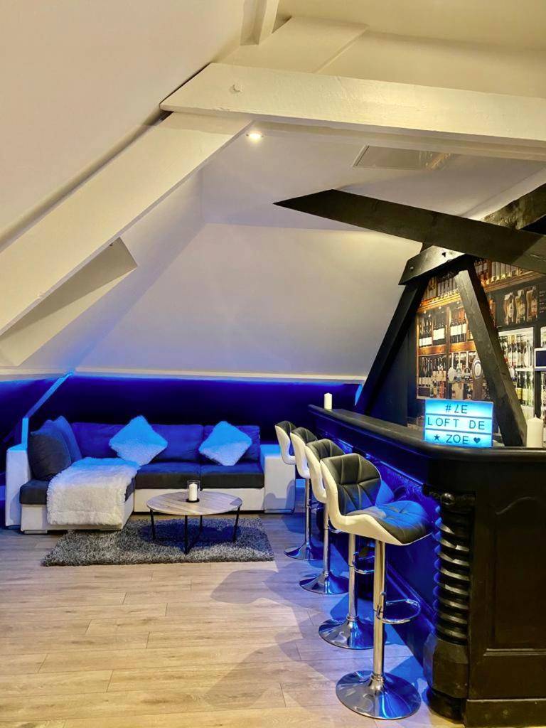 Espace bar avec tabourets et salon cosy - Le Loft de Zoé