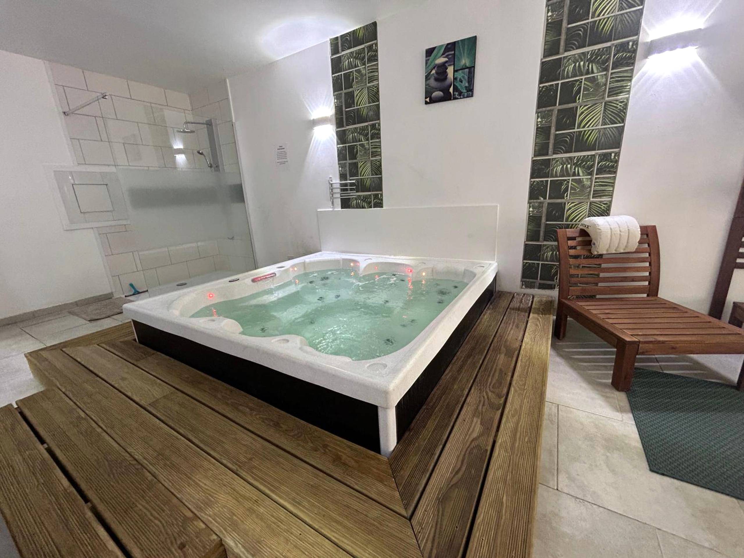 Vue principale - Love Room Les Préaux - Loft and Spa