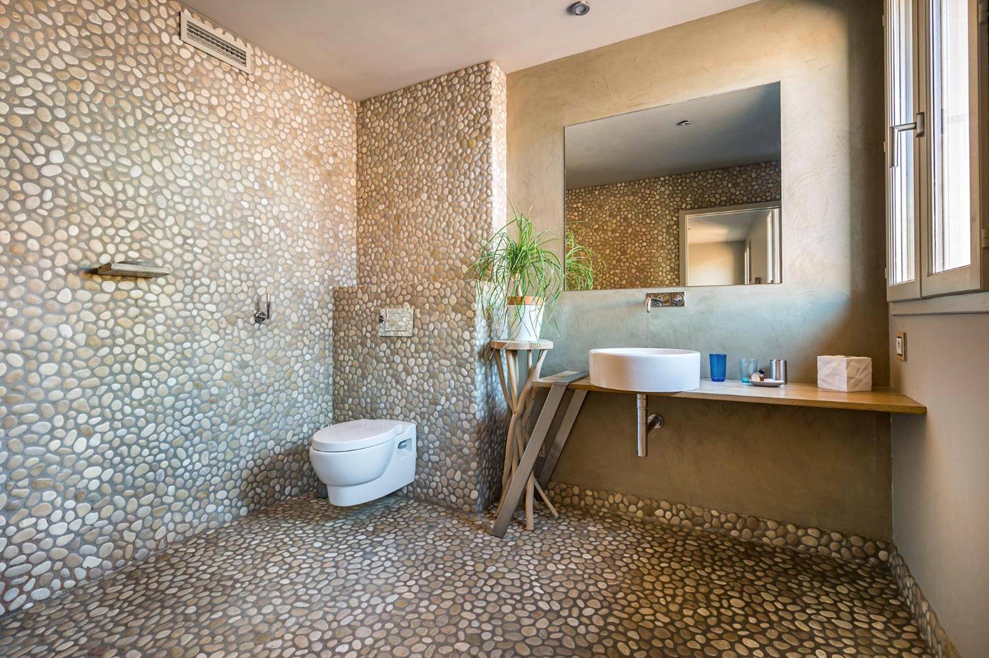 Salle d'eau moderne avec murs en galets - La Loge de mer, Lodge urbain