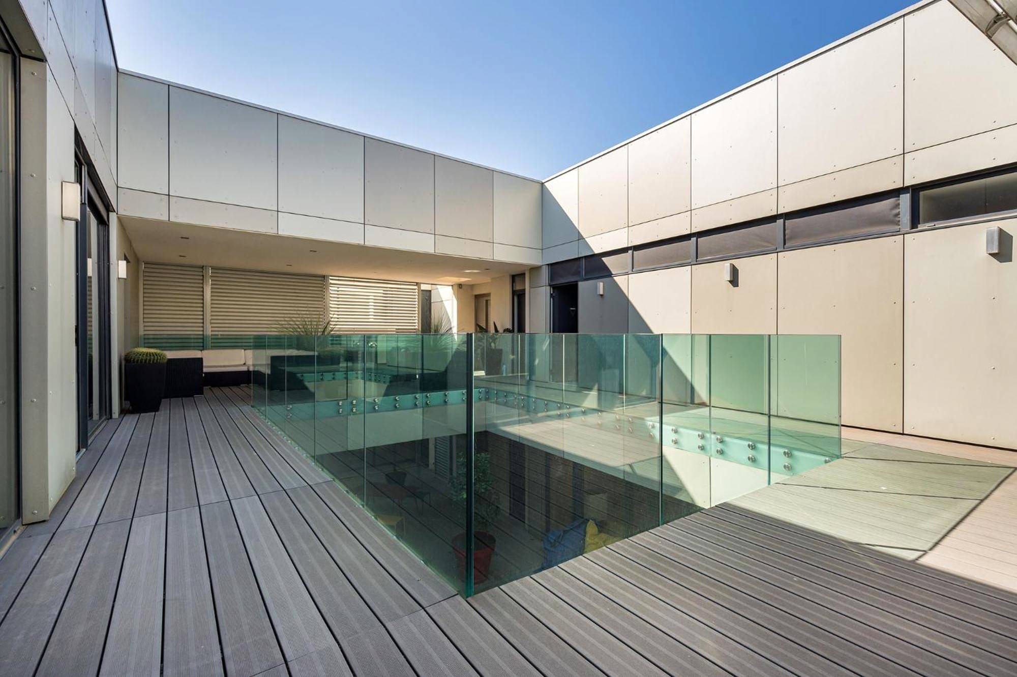 Terrasse en bois avec garde - corps en verre - La Loge de mer, Lodge urbain