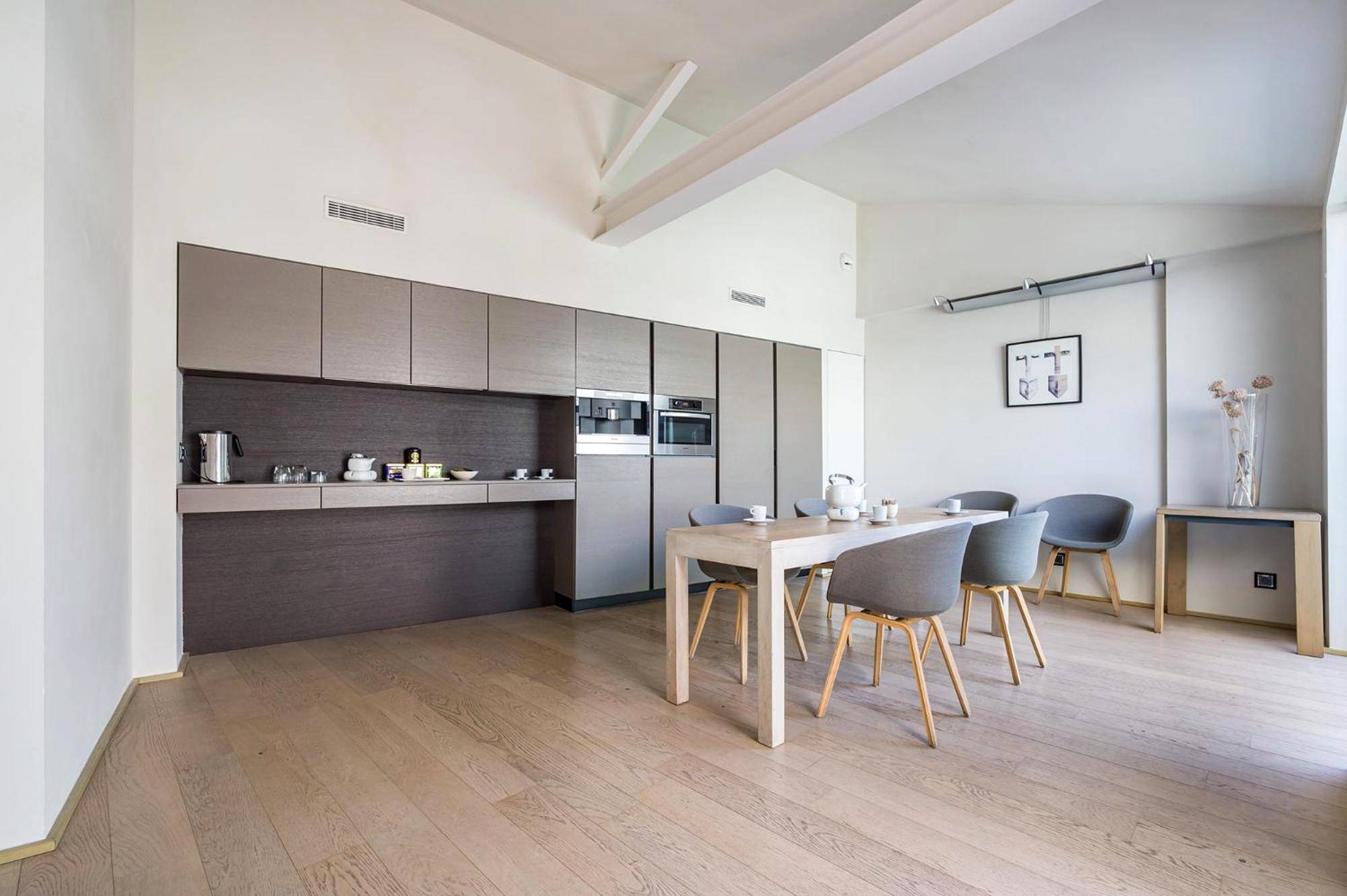 Cuisine équipée et espace repas design - La Loge de mer, Lodge urbain