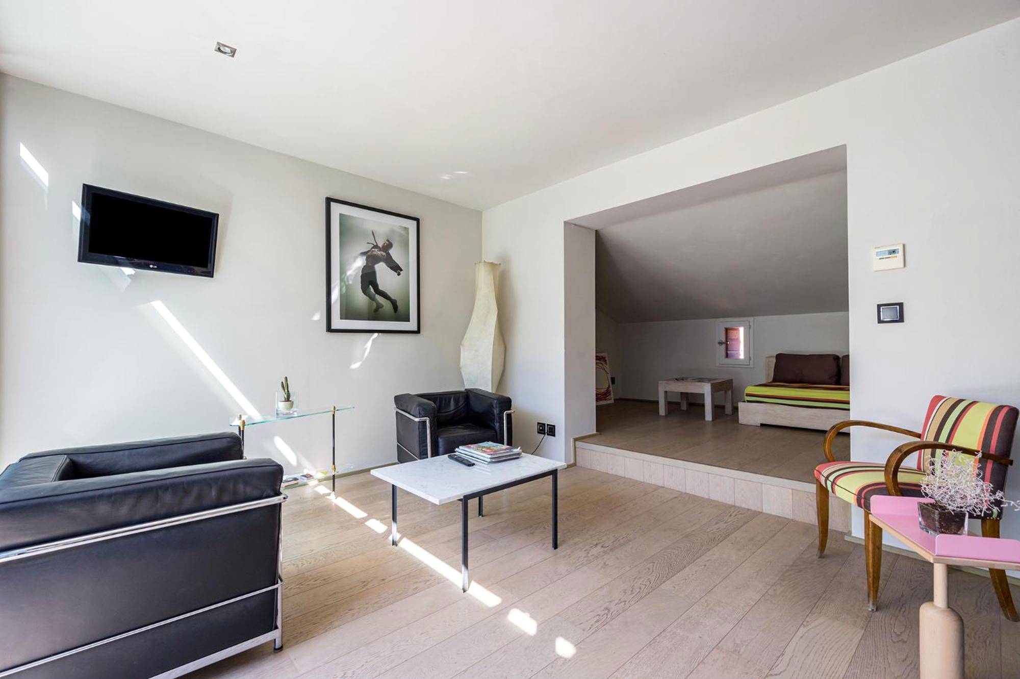 Espace salon avec fauteuils en cuir noir - La Loge de mer, Lodge urbain