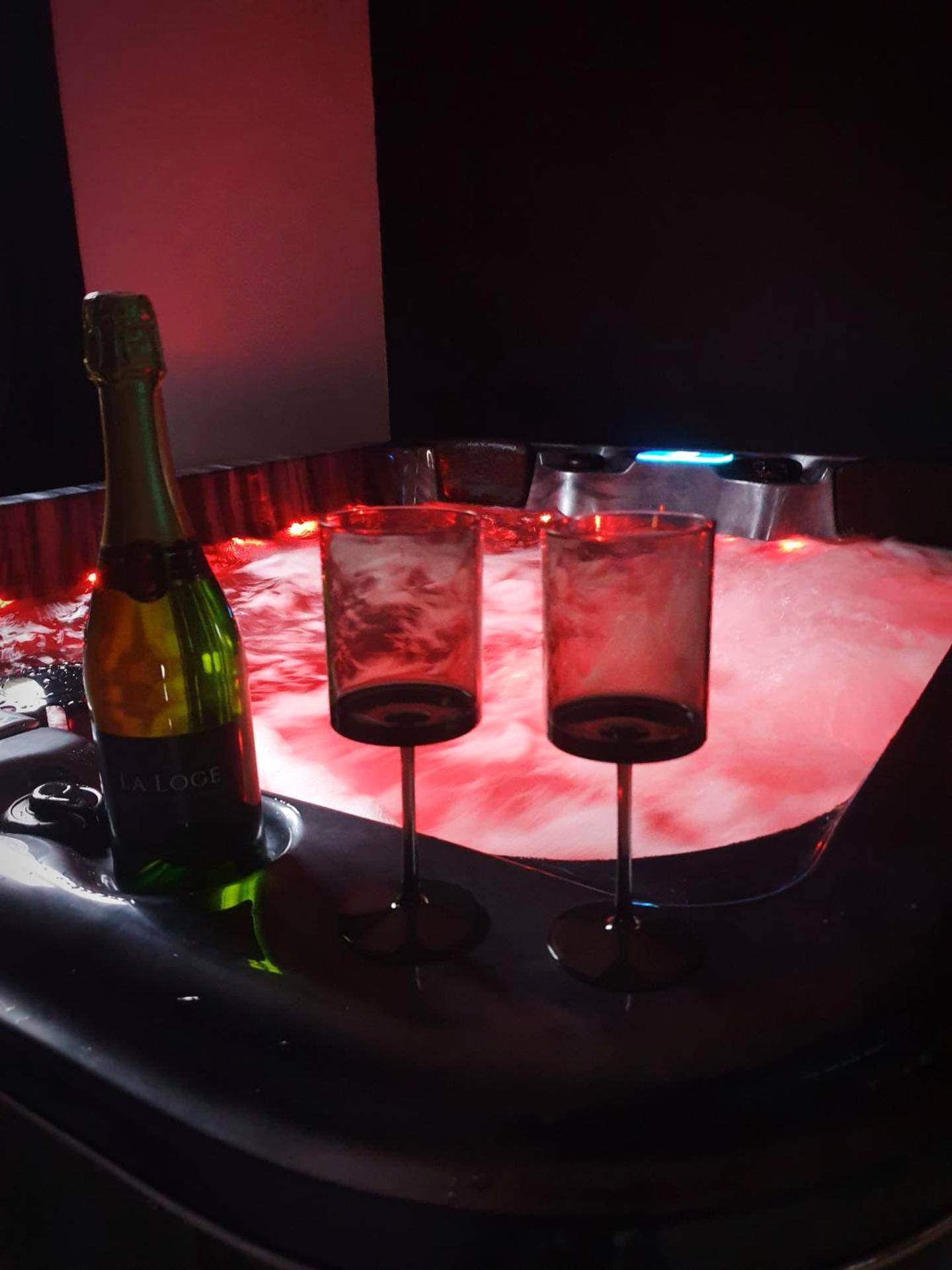 Jacuzzi privatif avec éclairage rouge et champagne - Love Room Sinceny - La Loge