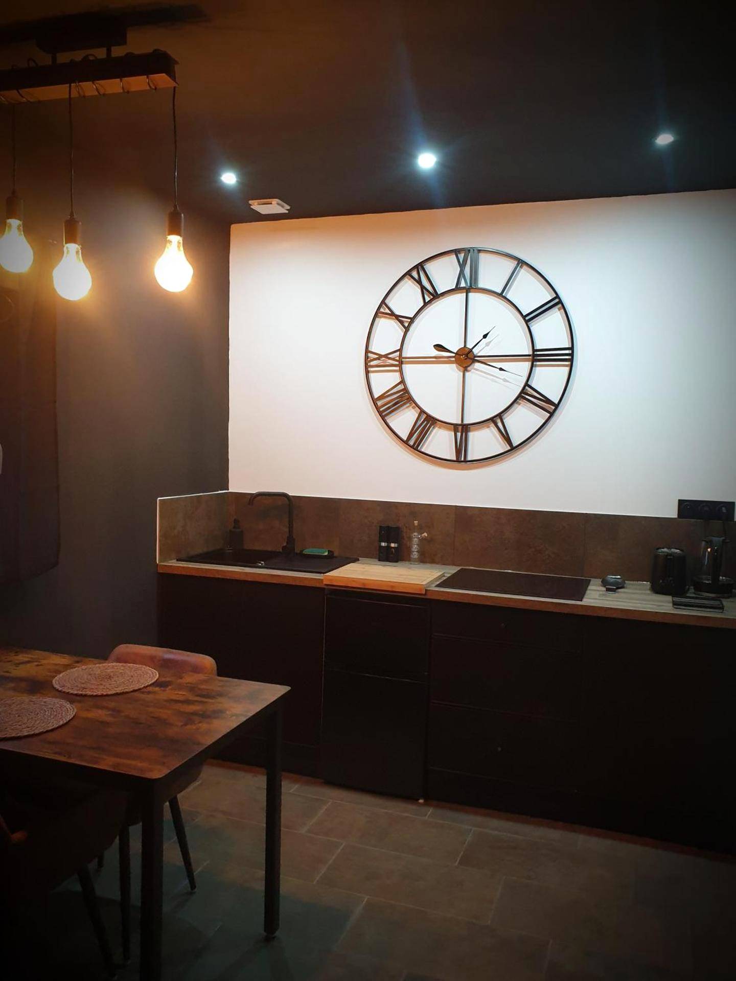 Cuisine équipée moderne avec horloge murale - La Loge
