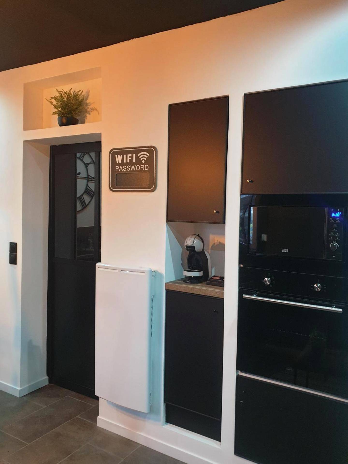 Espace cuisine avec four et machine à café - La Loge