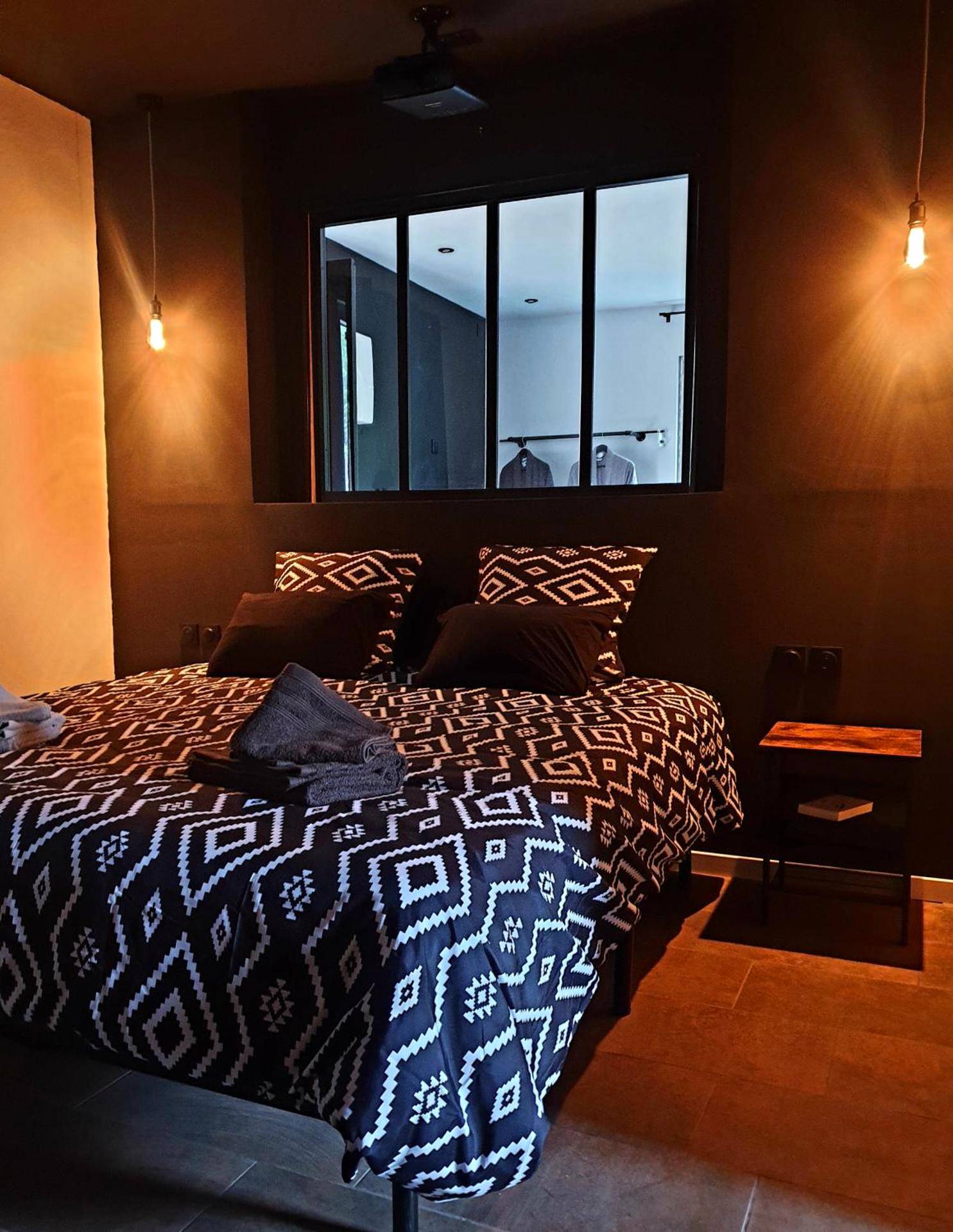 Chambre avec lit double et verrière intérieure - La Loge