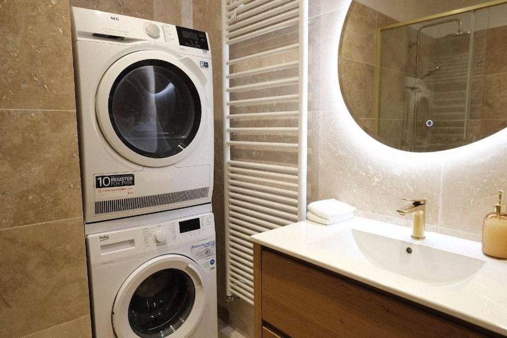 Salle de bain avec lave - linge et miroir LED - Logement amoureux de luxe collé à PARIS