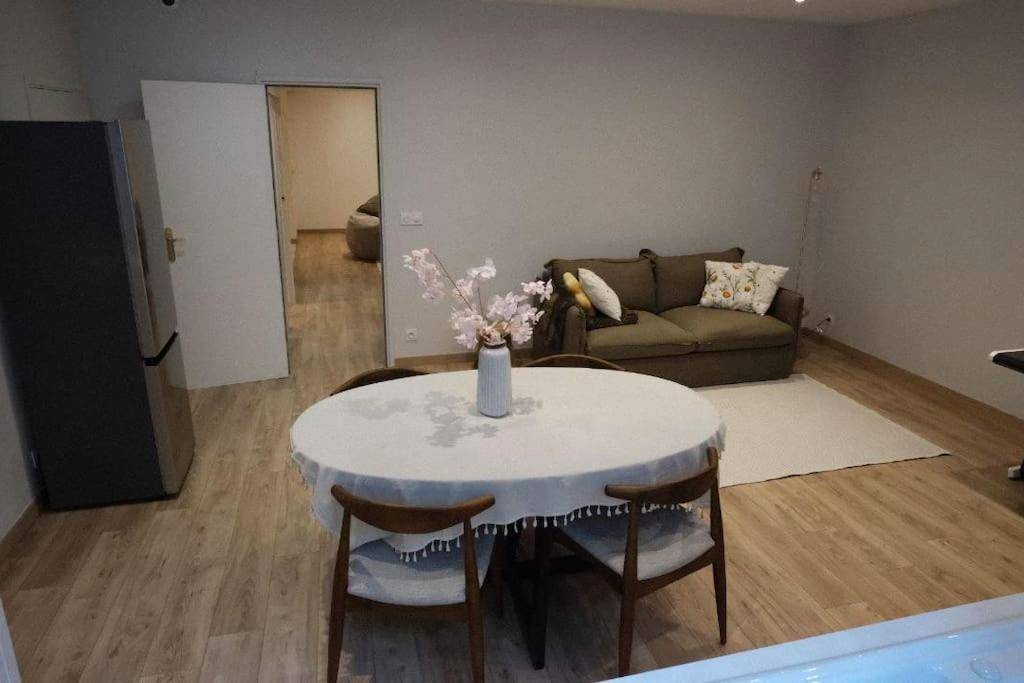 Espace séjour avec table ronde et canapé - Logement amoureux de luxe collé à PARIS