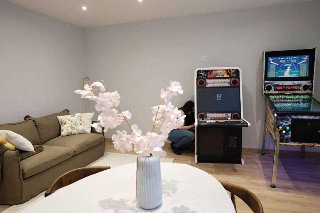 Salon avec borne d'arcade et flipper - Logement amoureux de luxe collé à PARIS