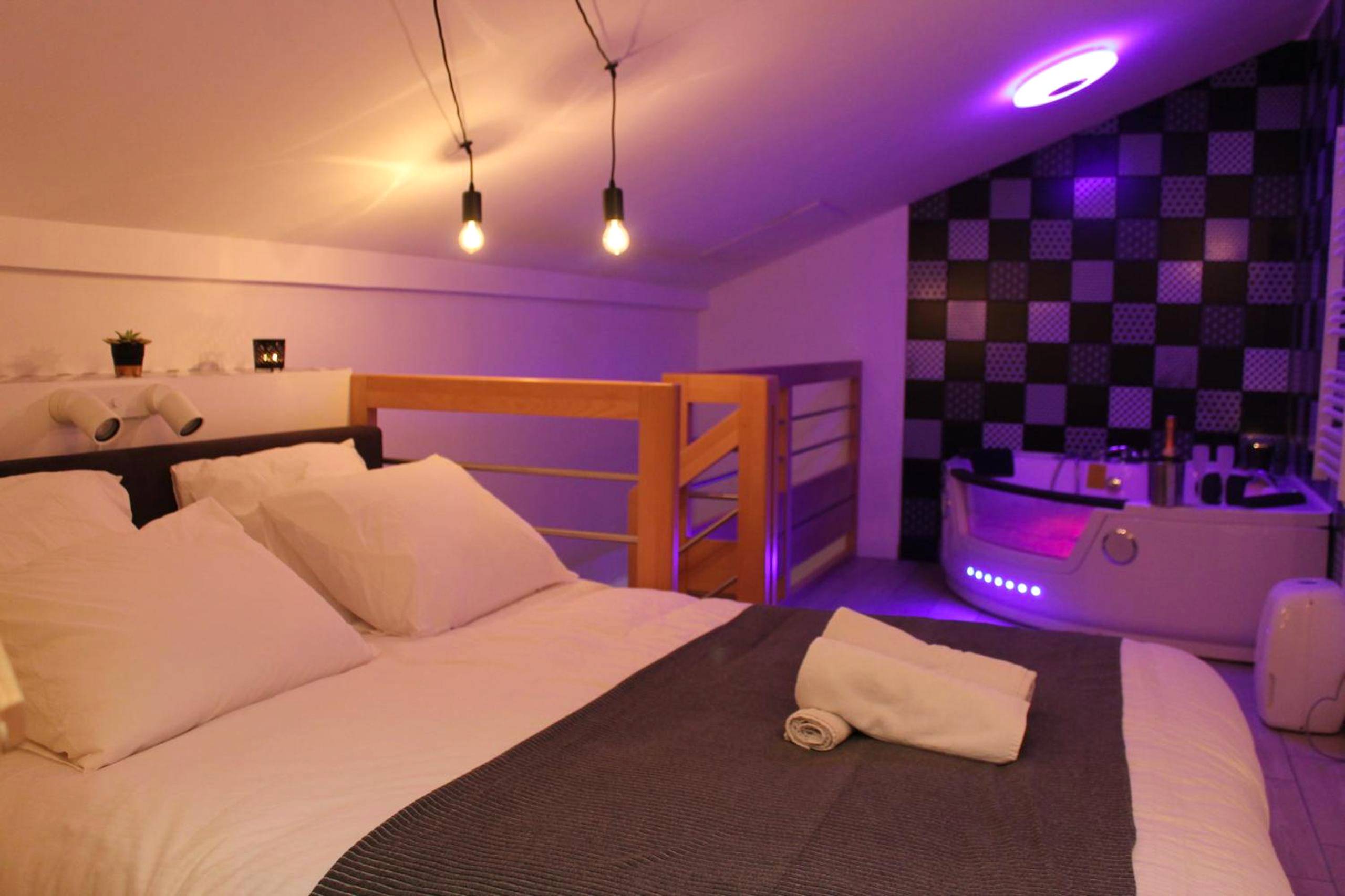 Chambre en mezzanine avec vue sur le jacuzzi - Love Room Vertou - L'Écrin du Bien - Le logis du bien - être, balnéo &...