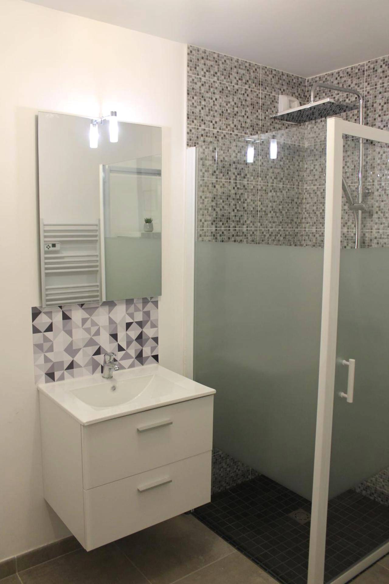 Salle d'eau avec douche à l'italienne et vasque - L'Écrin du Bien - Le logis du bien - être, balnéo & sauna dans chambre