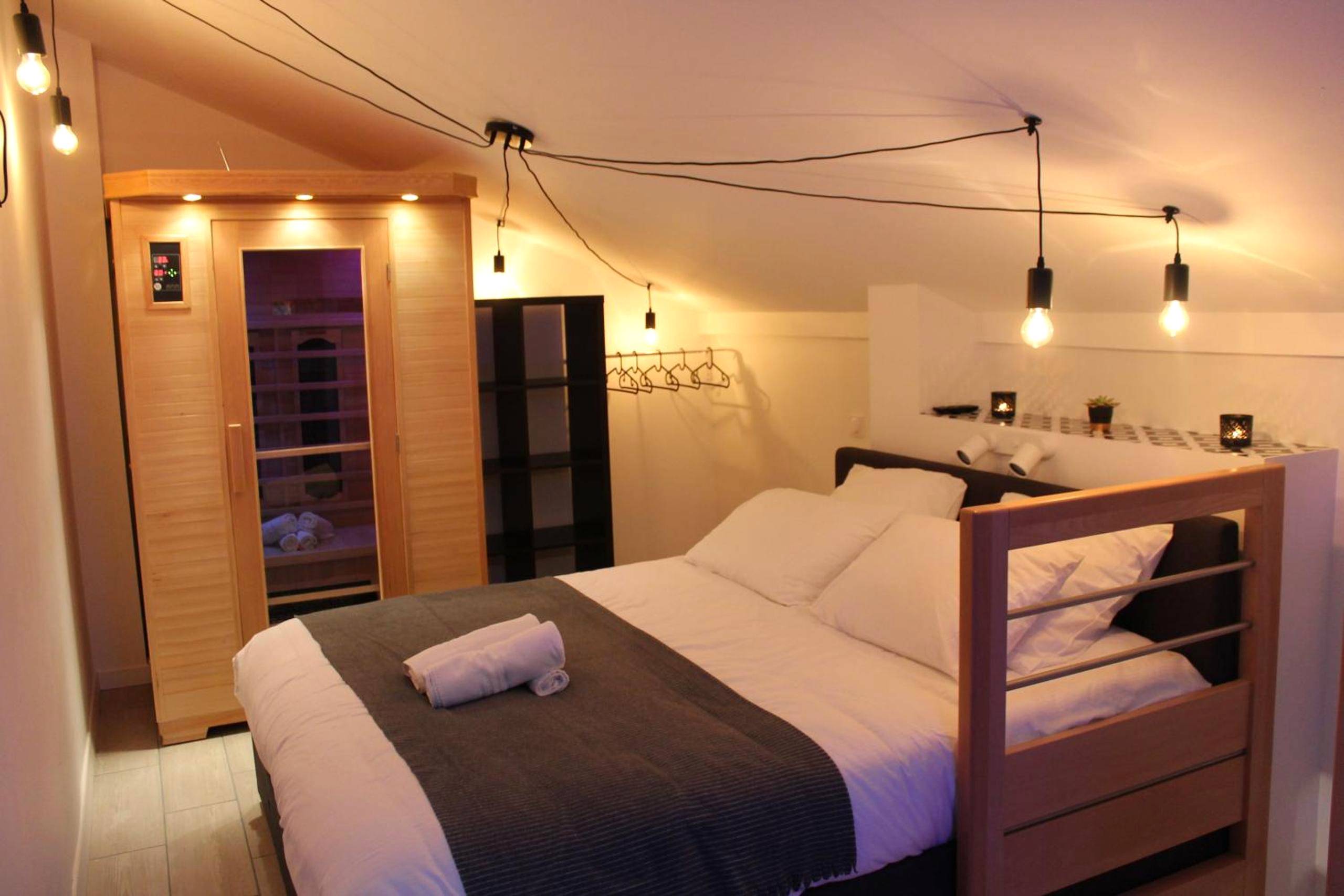 Espace nuit avec sauna infrarouge privatif - L'Écrin du Bien - Le logis du bien - être, balnéo & sauna dans chambre