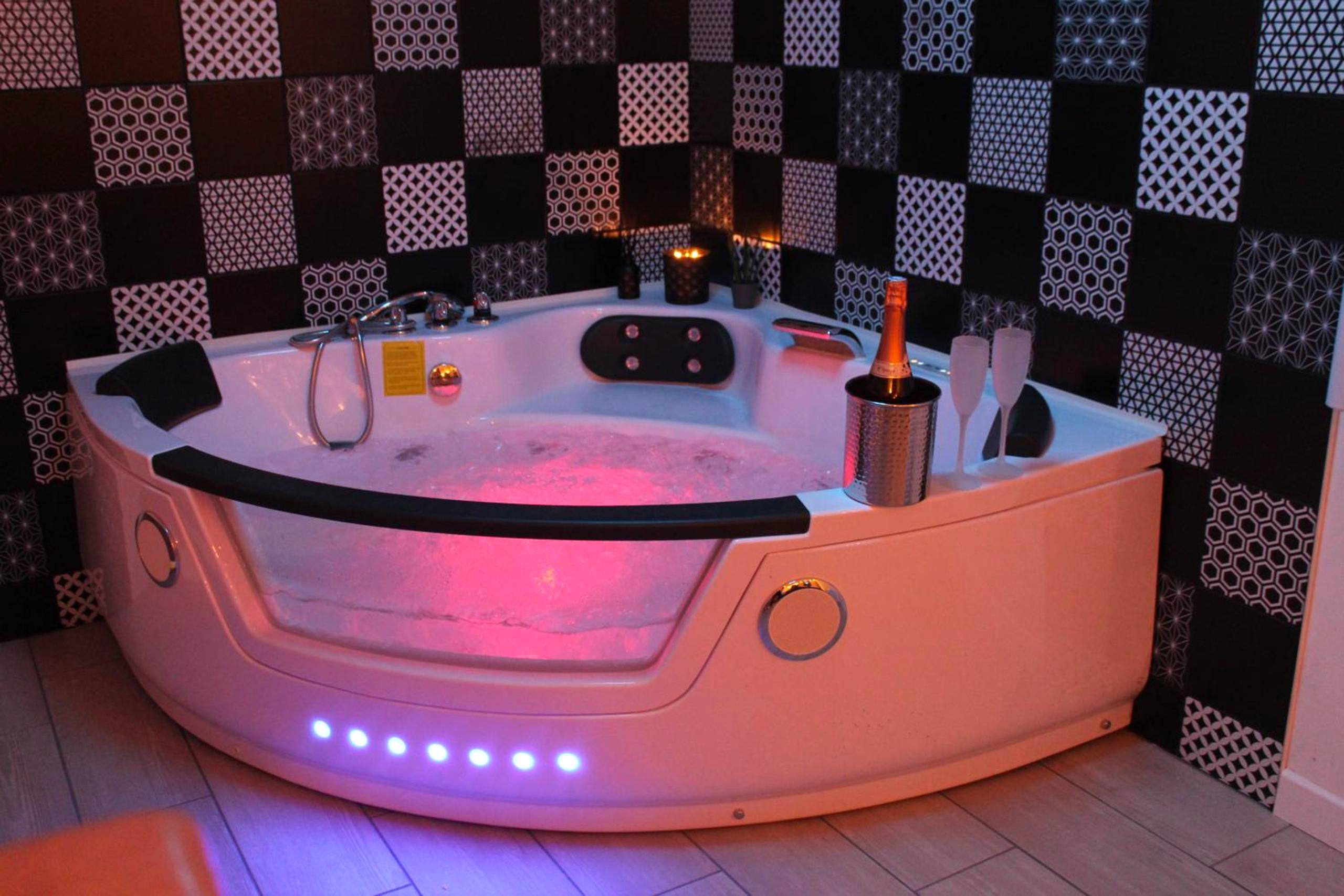 Baignoire balnéo avec champagne et luminothérapie - L'Écrin du Bien - Le logis du bien - être, balnéo & sauna dans chambre