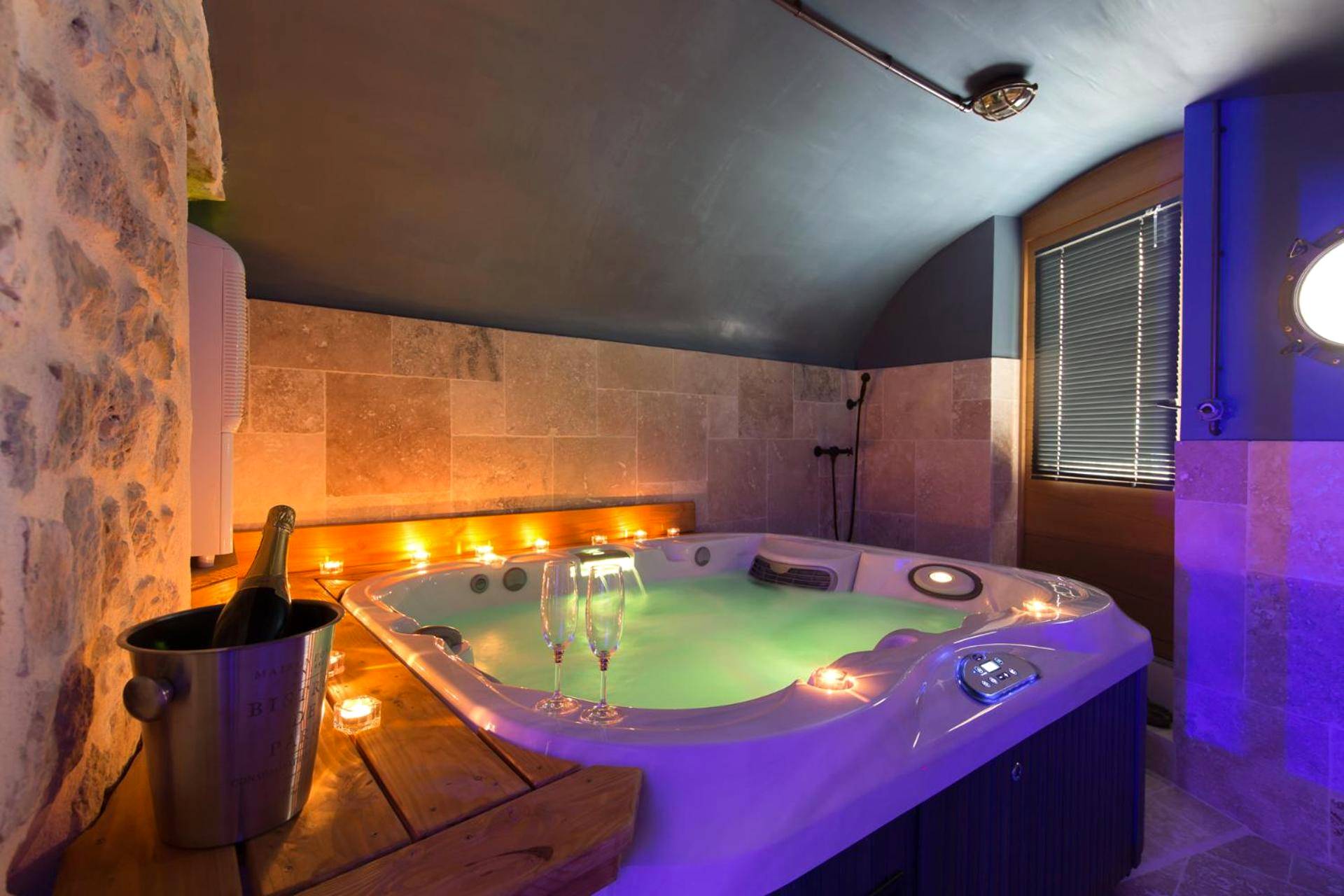 Vue principale - Love Room Châteauneuf - du - Rhône - Logis de Cupidon