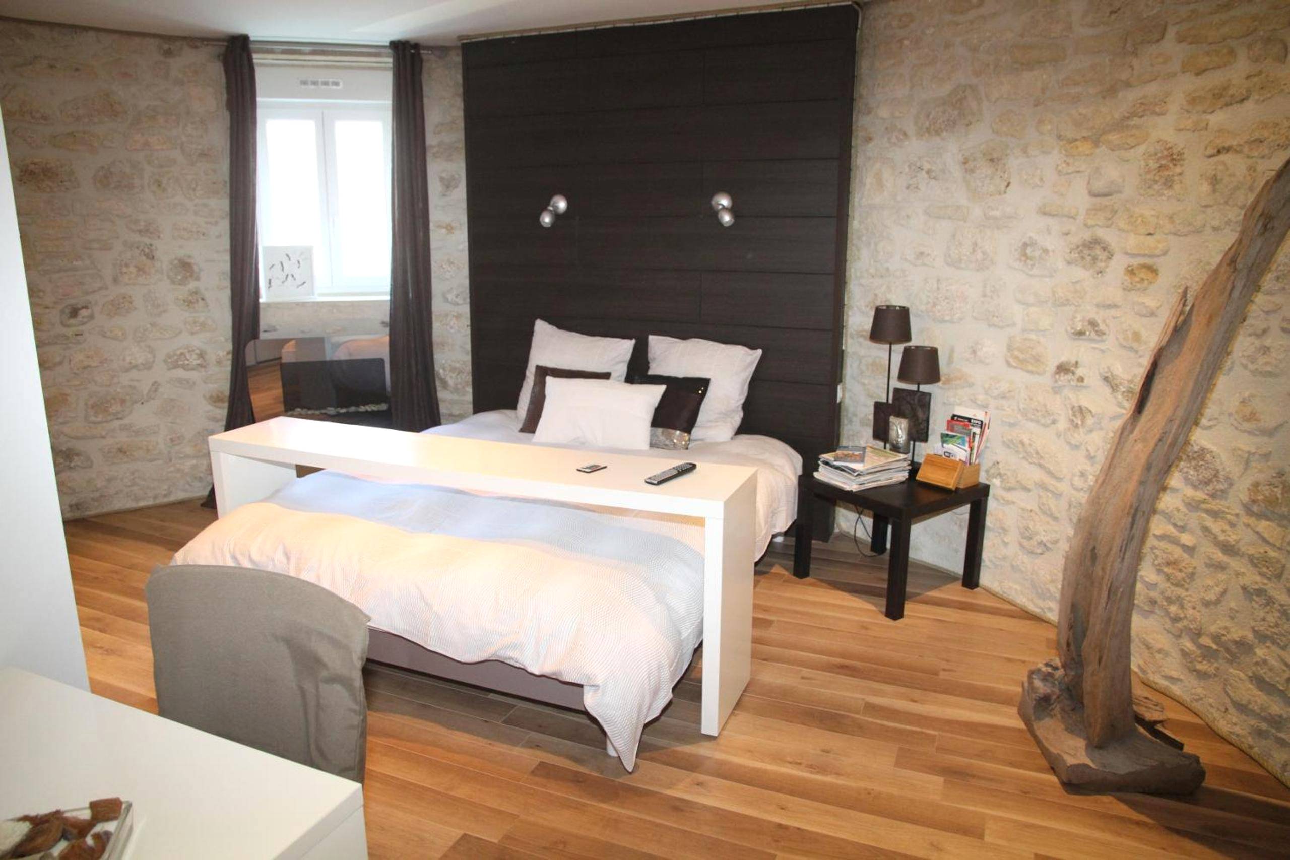 Chambre avec murs en pierre et lit double - Gîte Lorengrain