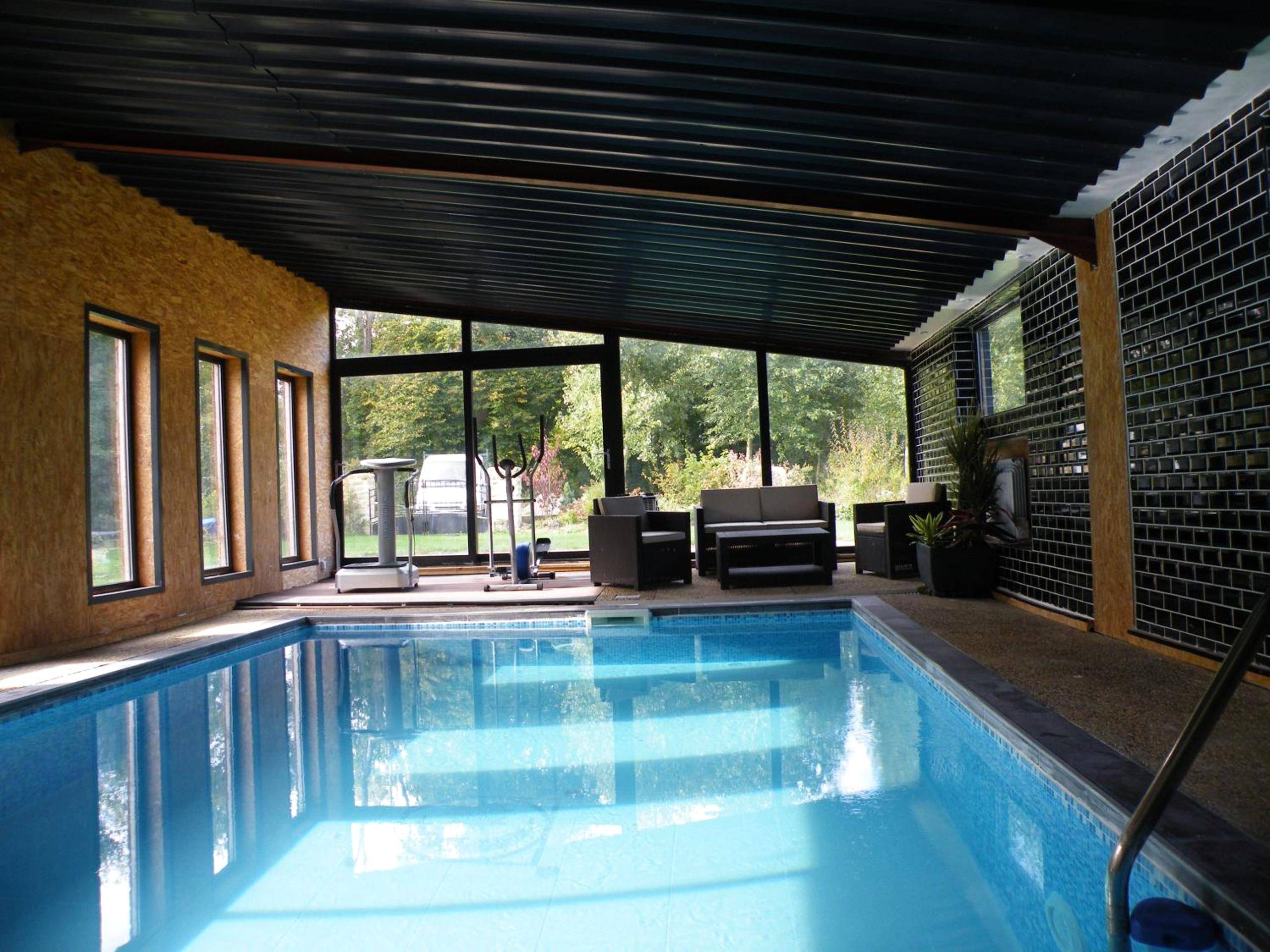 Piscine intérieure chauffée avec baies vitrées - Gîte Lorengrain