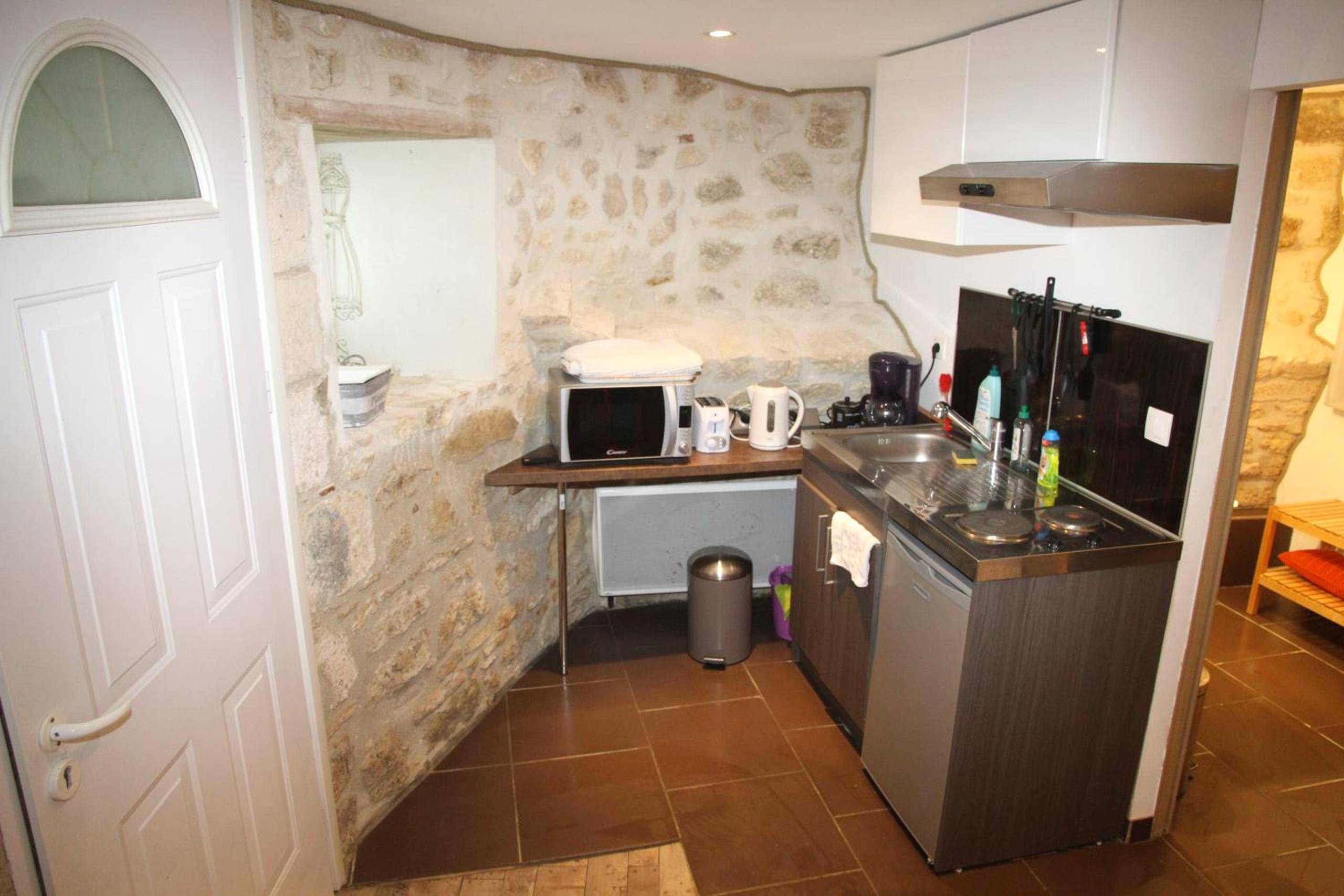 Kitchenette équipée dans logement atypique - Gîte Lorengrain