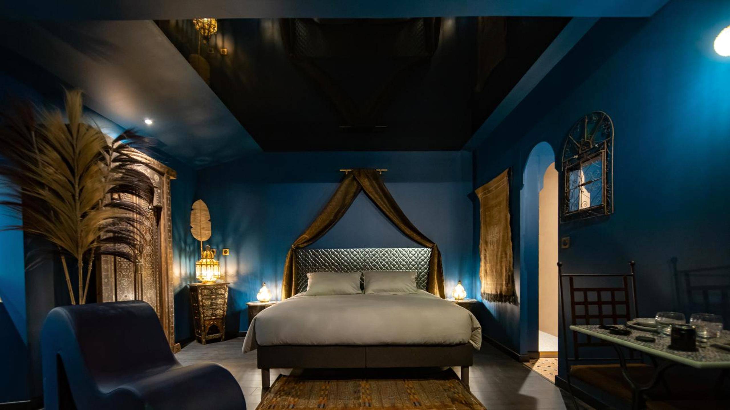 Chambre bleue avec lit double et fauteuil tantra - Love Room Rives de l'Yon - Chambre loriental