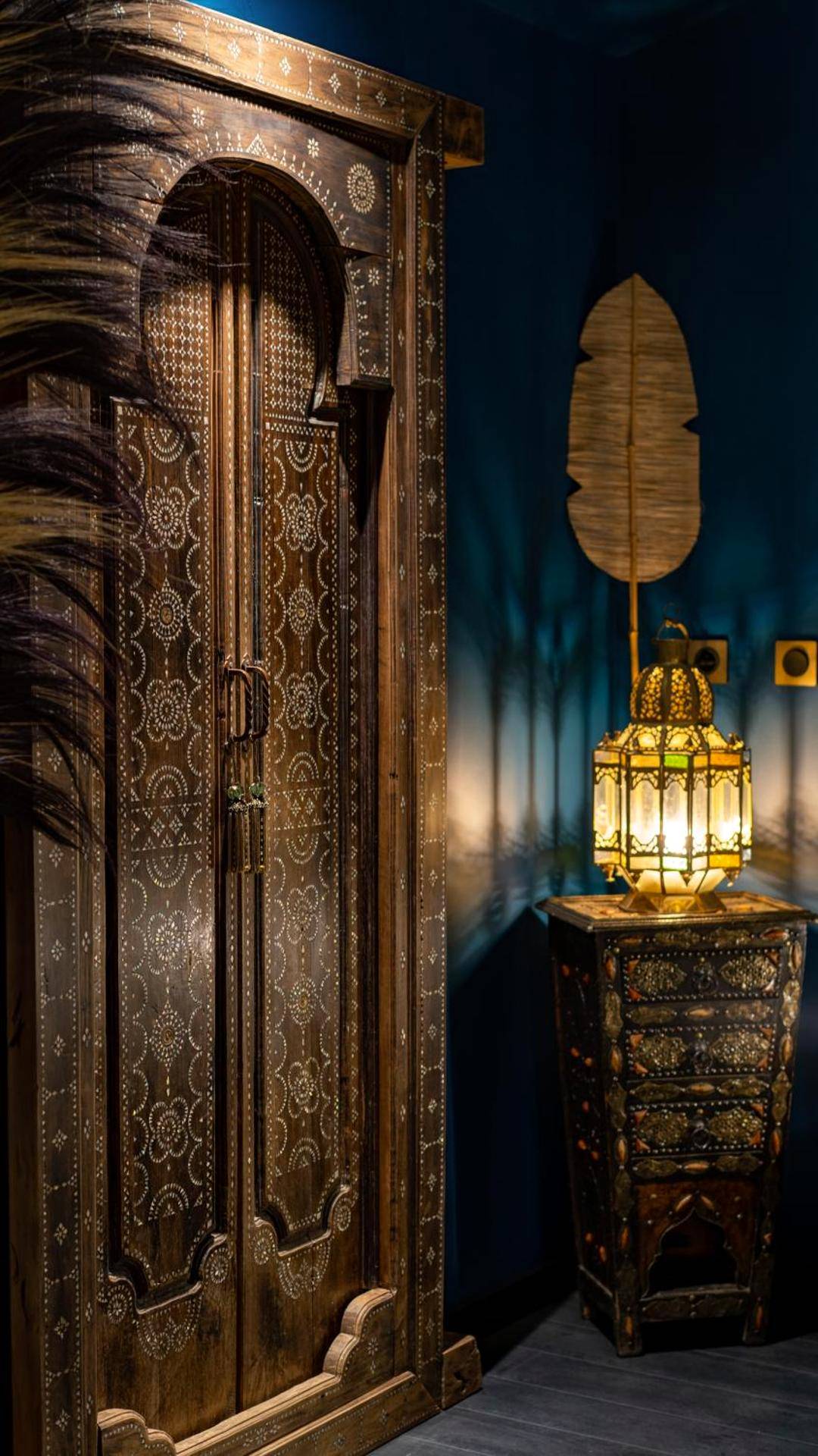 Armoire orientale sculptée et lanterne dorée - Chambre loriental