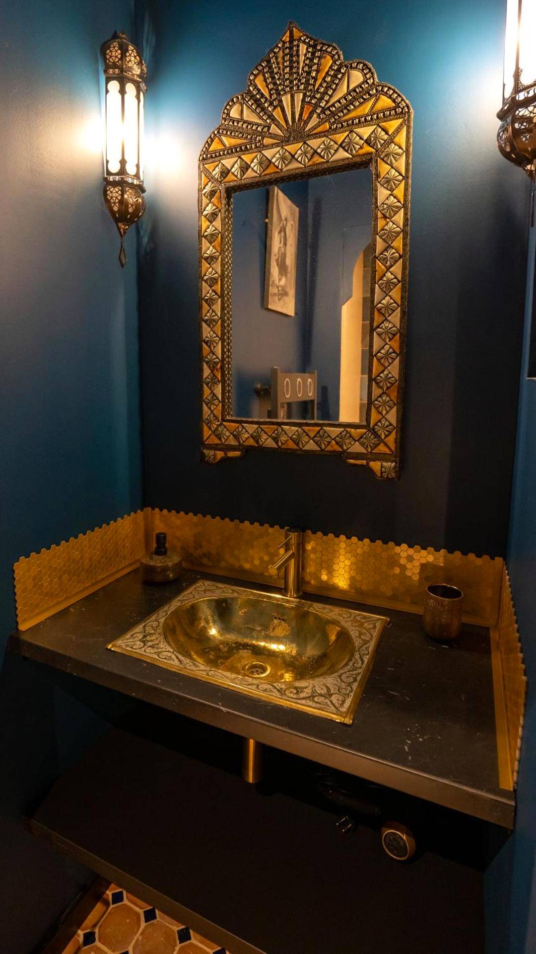 Vasque dorée ciselée et miroir ornemental - Chambre loriental