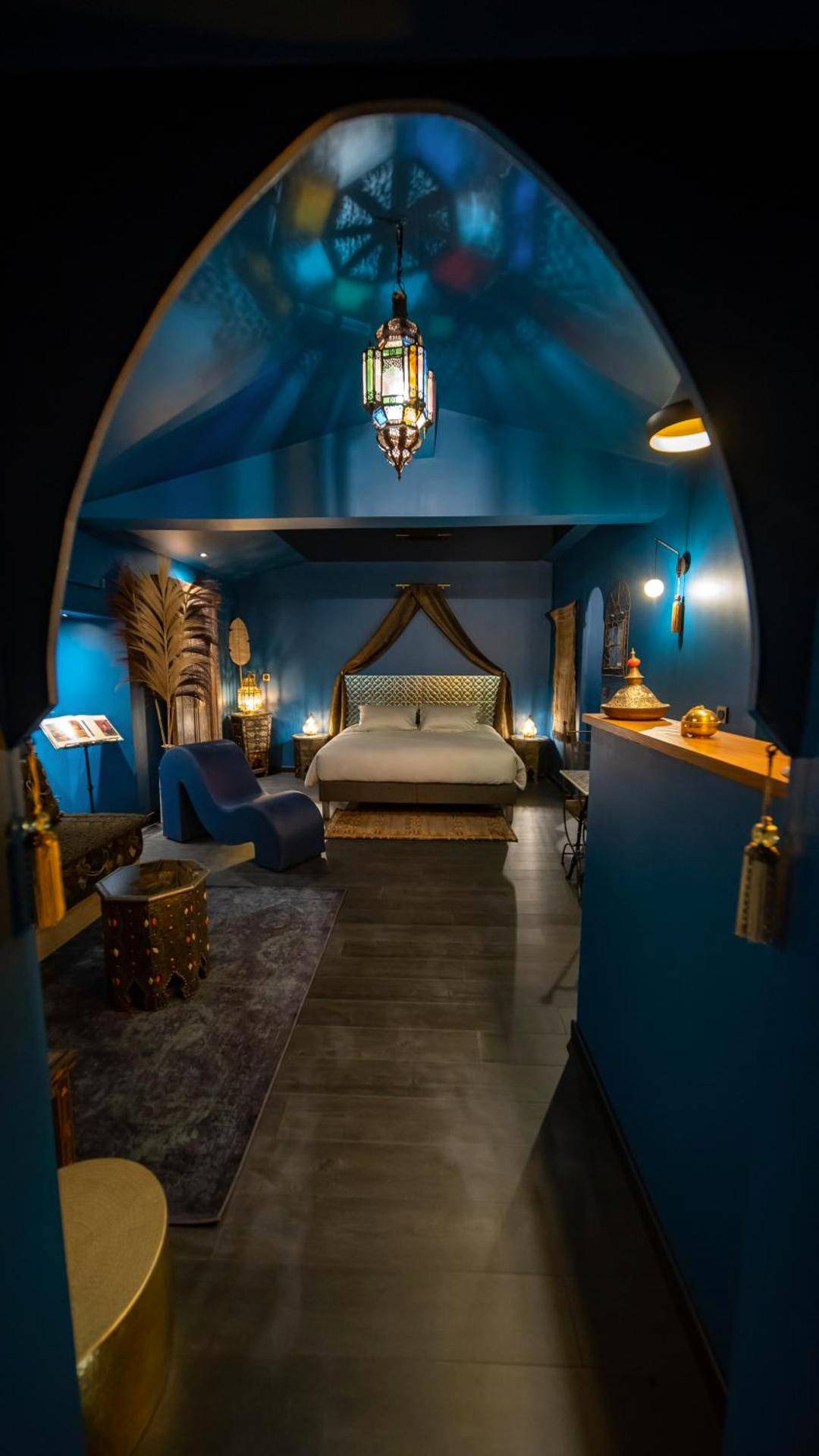 Vue d'ensemble de la suite sous arche bleue - Chambre loriental