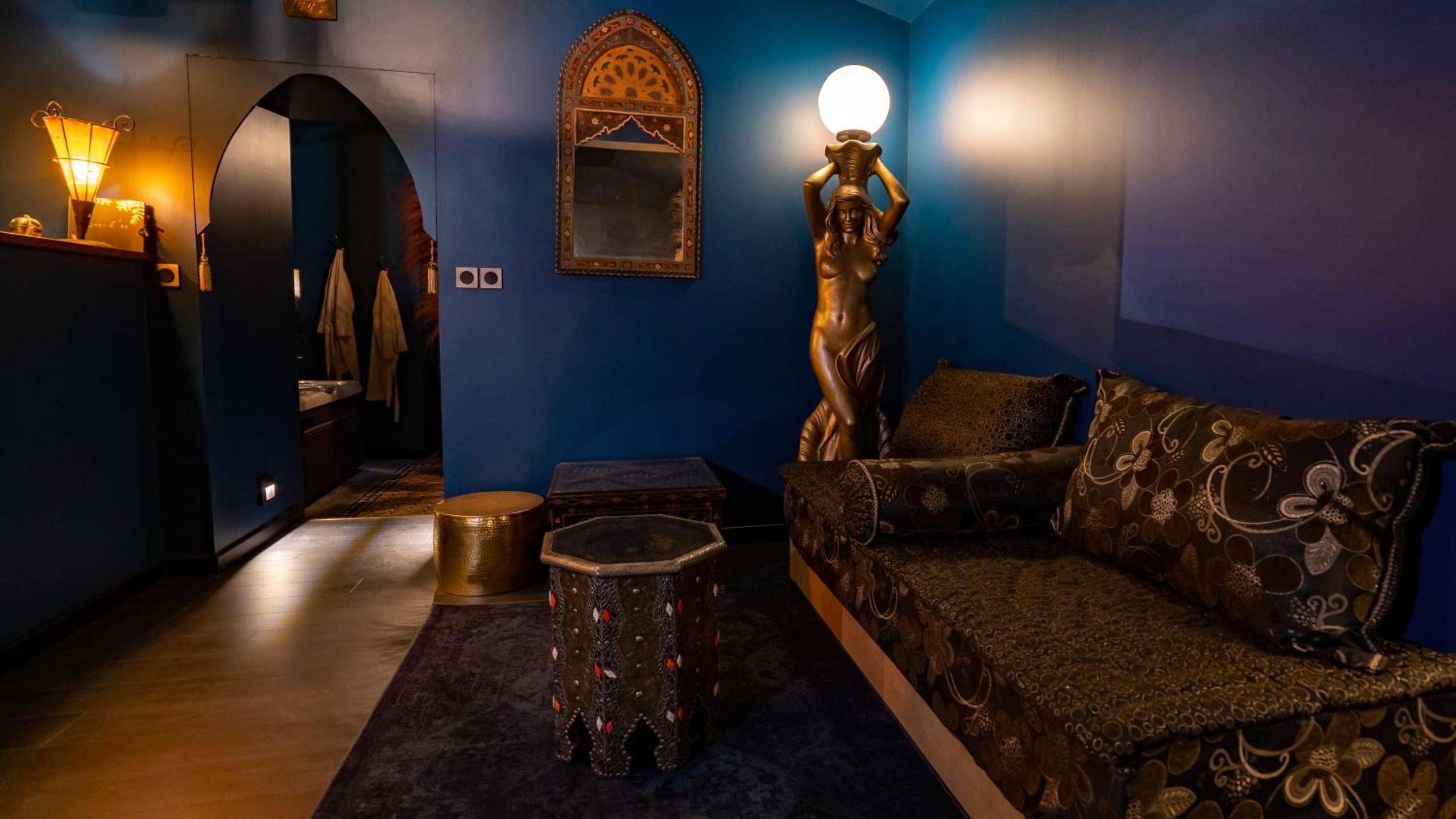 Espace salon avec banquette et statue lumineuse - Chambre loriental