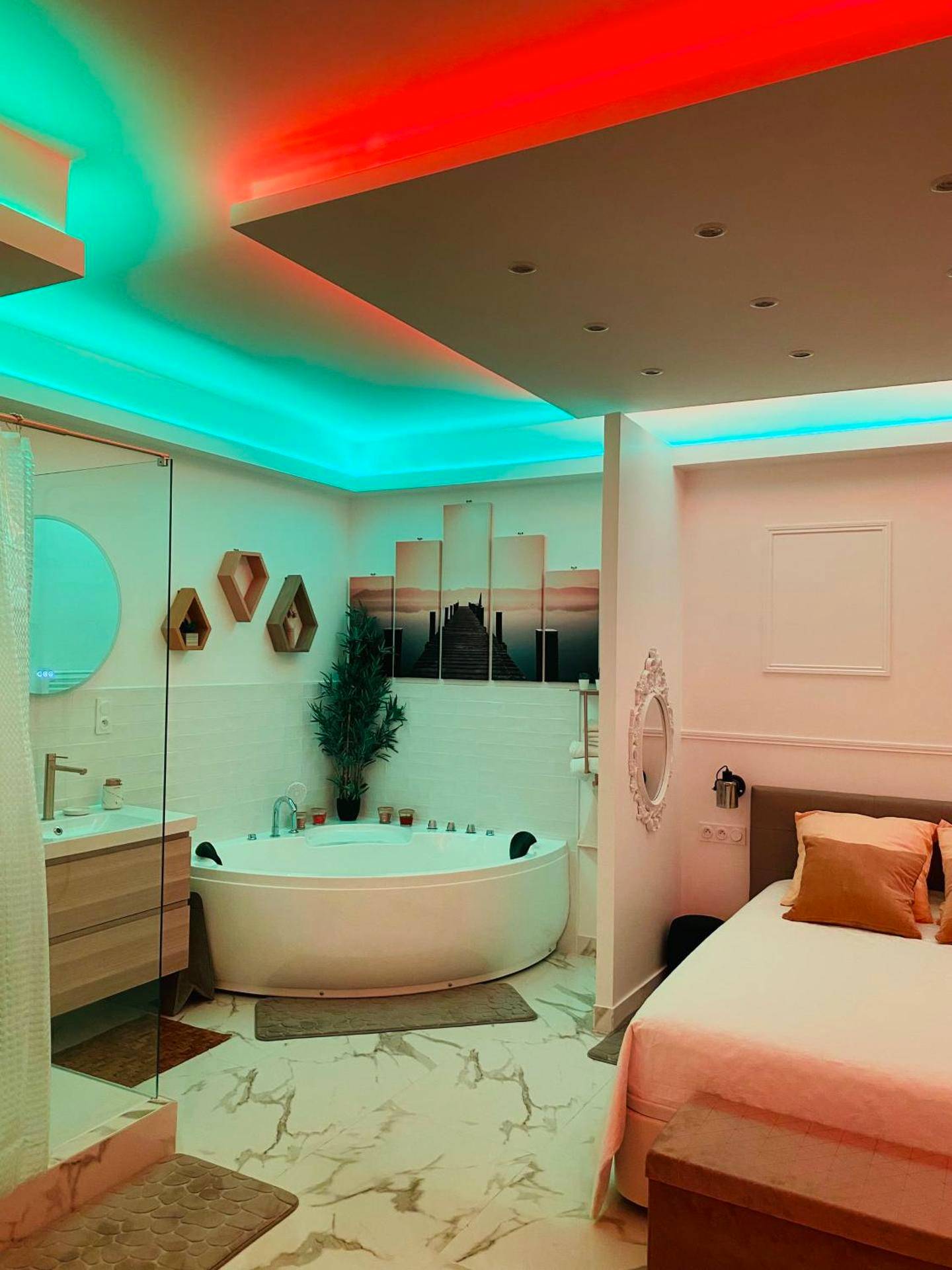 Jacuzzi d'angle et lit avec éclairage LED - Love Room Saint - Quentin - LOTUS - Studio équipé, Balnéo, Wi - Fi, Hypercentre