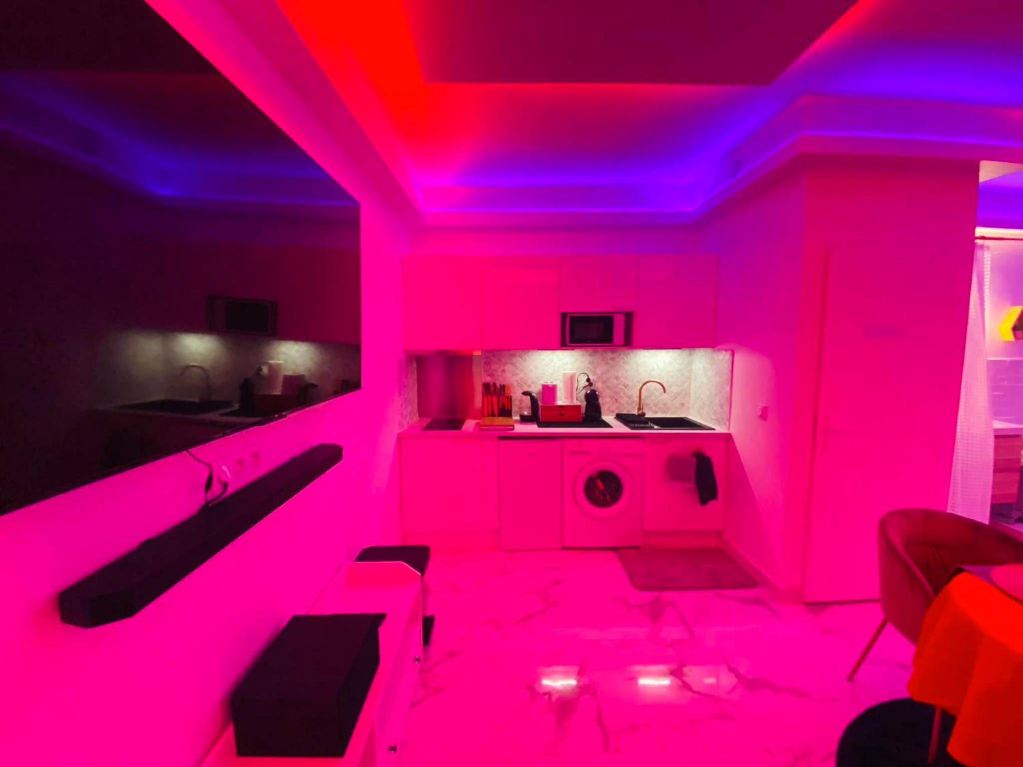 Cuisine équipée sous néons roses et violets - LOTUS - Studio équipé, Balnéo, Wi - Fi, Hypercentre