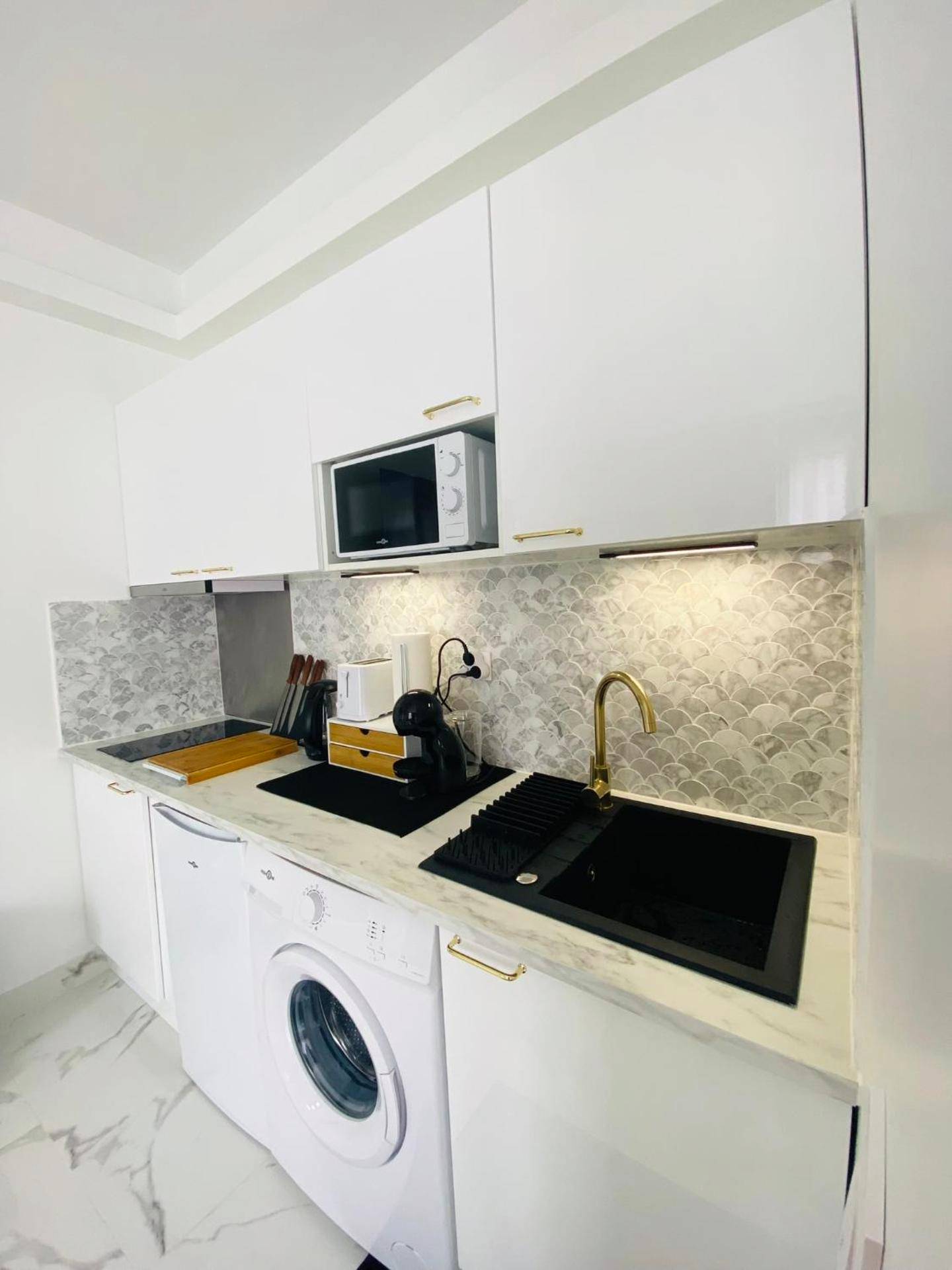 Cuisine moderne blanche avec évier noir - LOTUS - Studio équipé, Balnéo, Wi - Fi, Hypercentre