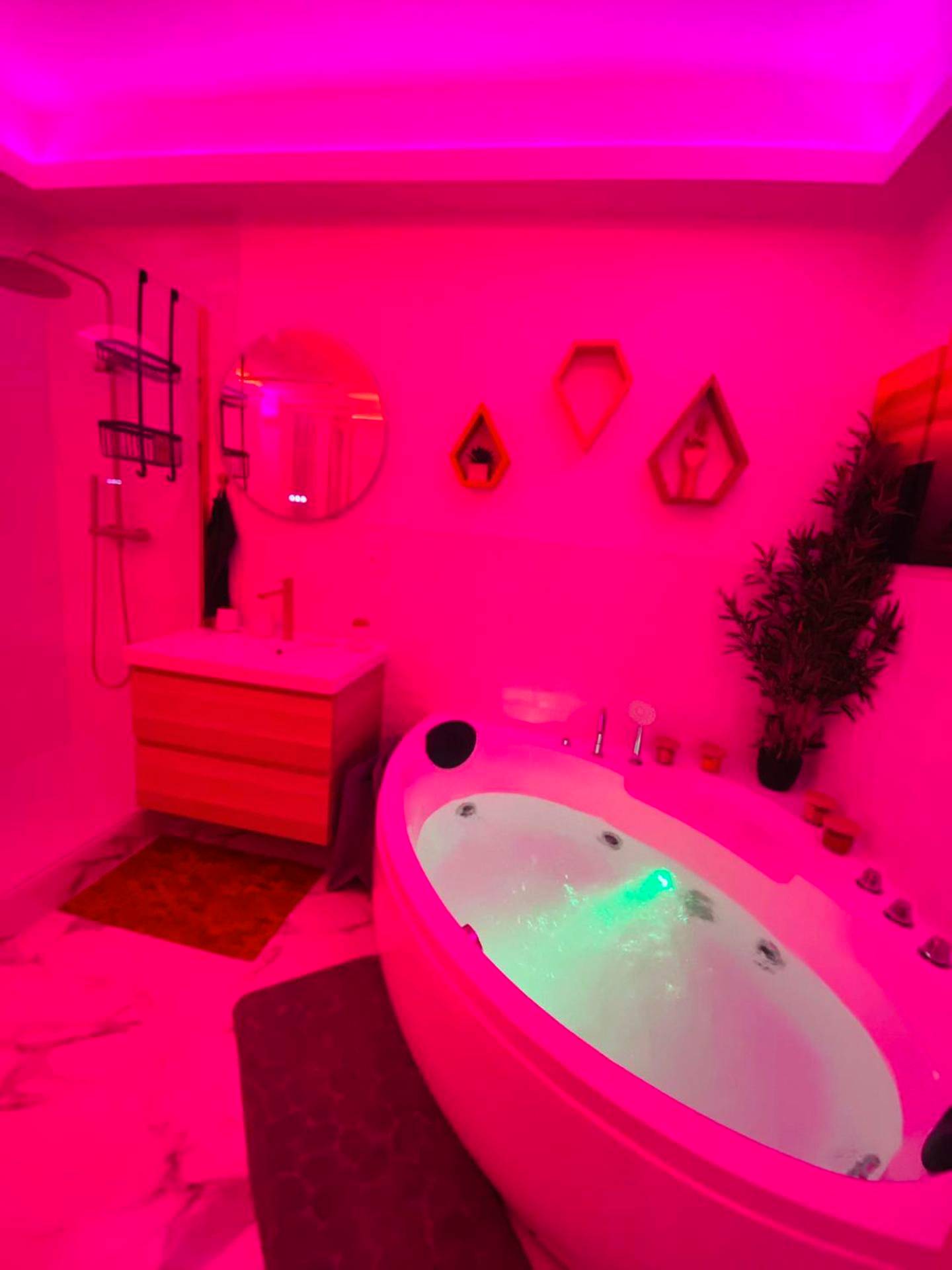Baignoire balnéo lumineuse en ambiance rose - LOTUS - Studio équipé, Balnéo, Wi - Fi, Hypercentre
