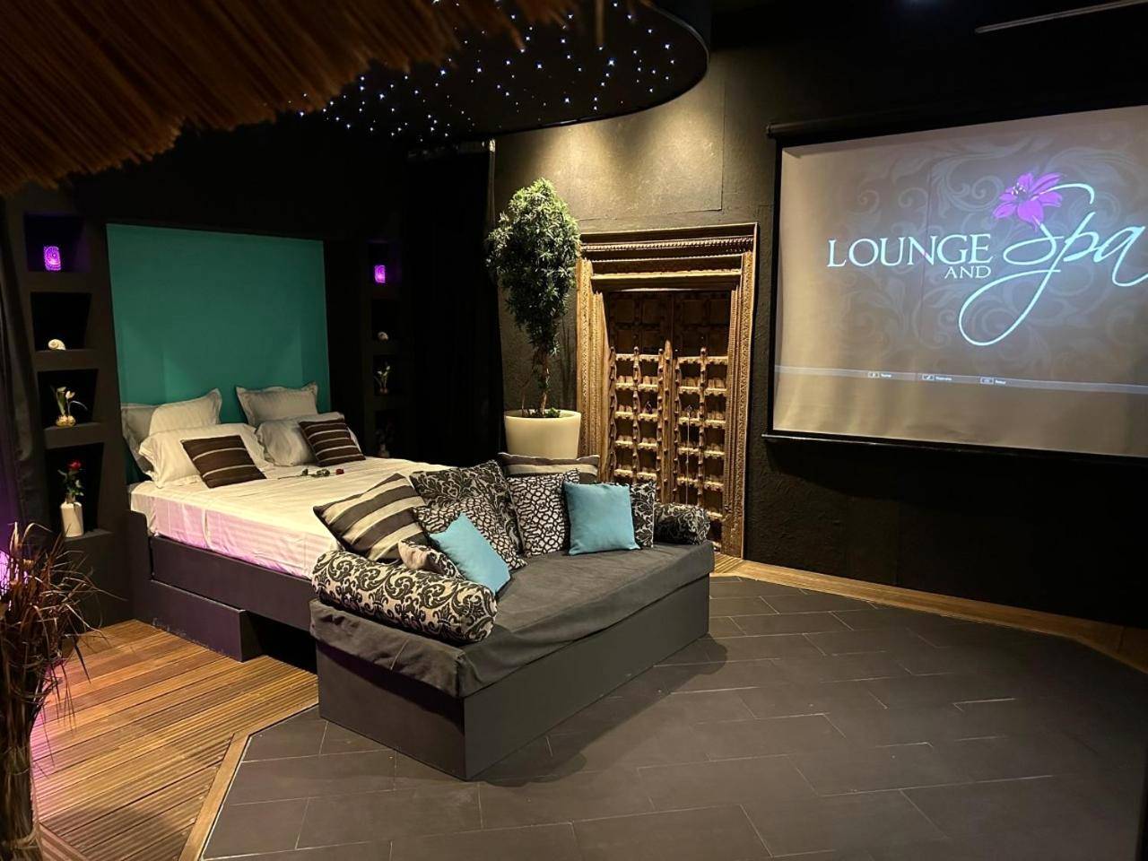 Lit double et écran de projection géant - Love Room Bray - Saint - Aignan - Nuit romantique au Lounge et Spa