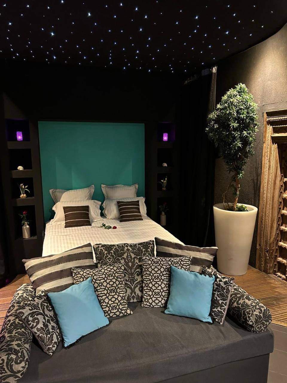 Lit king size sous plafond étoilé - Nuit romantique au Lounge et Spa