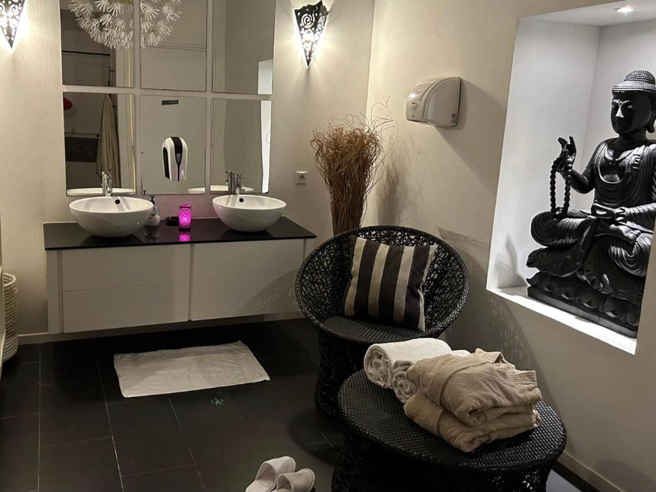 Salle de bain zen avec statue de Bouddha - Nuit romantique au Lounge et Spa