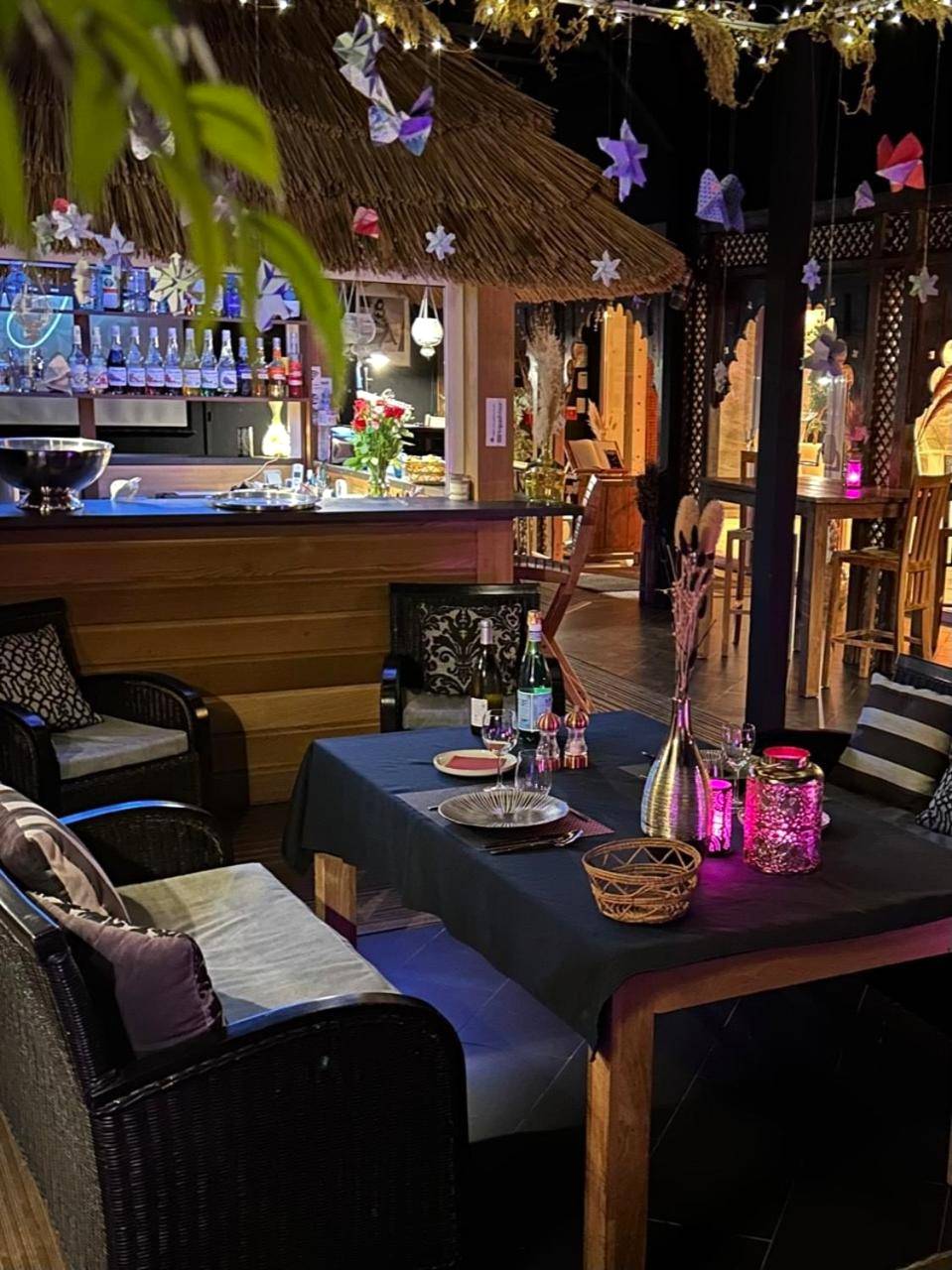 Espace dînatoire et bar sous paillote - Nuit romantique au Lounge et Spa
