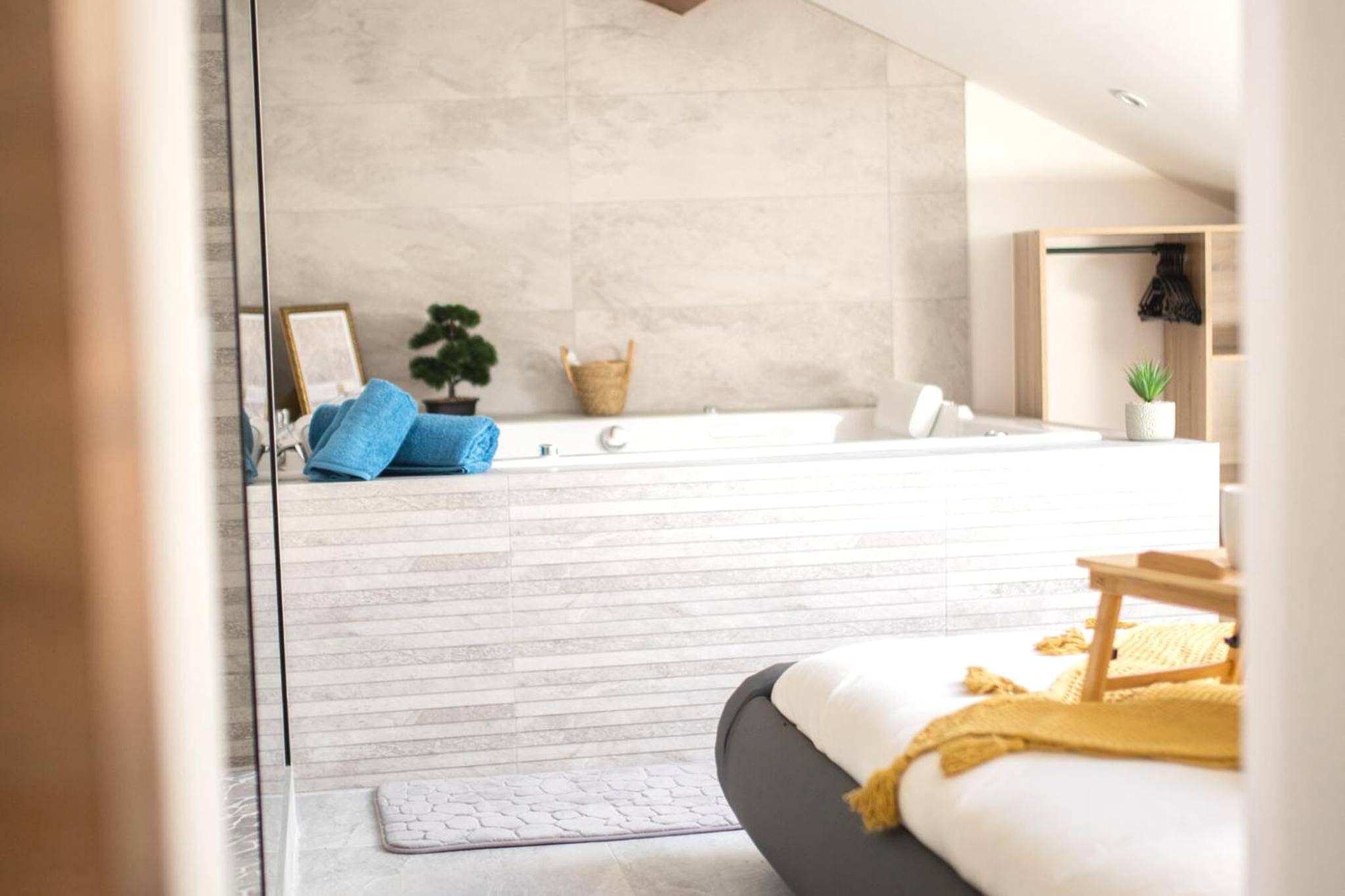 Jacuzzi privatif avec serviettes bleues - Love Room Saint - Étienne - Lova Spa Saint - Etienne